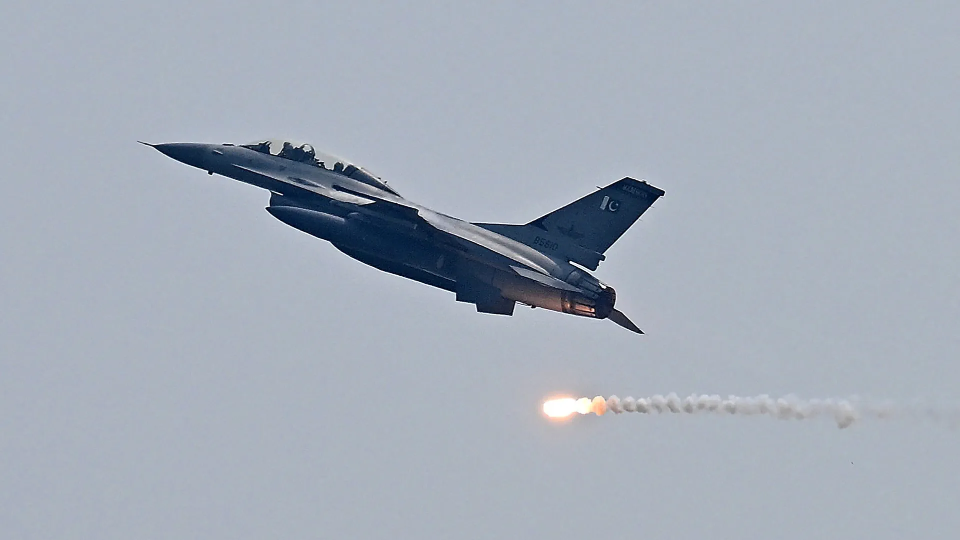 Pakistan military aircraft crashes, killing two pilots