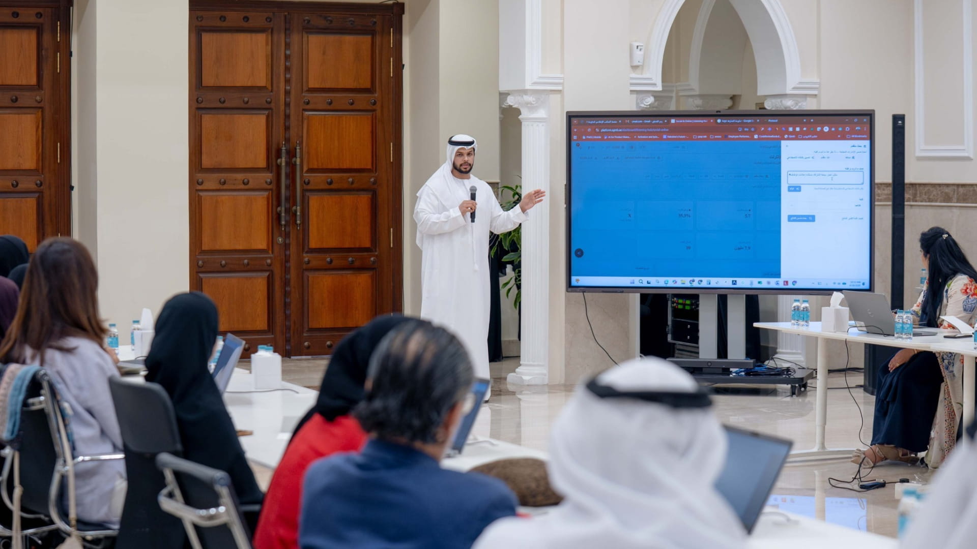 صورة بعنوان: <span class="scChromeData">{"commands":[{"click":"chrome:common:edititem({command:\"webedit:open\"})","header":"Edit the related item","icon":"/temp/iconcache/office/16x16/cubes.png","disabledIcon":"/temp/cubes_disabled16x16.png","isDivider":false,"tooltip":"Edit the related item in the Content Editor.","type":"common"},{"click":"chrome:rendering:personalize({command:\"webedit:personalize\"})","header":"Personalize","icon":"/temp/iconcache/office/16x16/users_family.png","disabledIcon":"/temp/users_family_disabled16x16.png","isDivider":false,"tooltip":"Create or edit personalization for this component.","type":"sticky"},{"click":"chrome:rendering:editvariations({command:\"webedit:editvariations\"})","header":"Edit variations","icon":"/temp/iconcache/office/16x16/windows.png","disabledIcon":"/temp/windows_disabled16x16.png","isDivider":false,"tooltip":"Edit the variations.","type":"sticky"}],"contextItemUri":"sitecore://master/{613B75A7-B6F5-4FA0-A0F4-77F1BA09A38A}?lang=ar&ver=1","custom":{},"displayName":"Title","expandedDisplayName":"This is require field and Maximum 90 character is allow"}</span><span sc_parameters="prevent-line-break=true" class="scWebEditInput scEnabledChrome" id="fld_613B75A7B6F54FA0A0F477F1BA09A38A_E873DAB3C3324E8EB106973D9F53F5B7_ar_1_c2247fa0972a44c8ae12fc02dc75e1ed_3860_edit" contenteditable="true" scdefaulttext="[No text in field]" scfieldtype="single-line text" sc-part-of="field">المكتب الإعلامي لحكومة الشارقة يستعرض منصة إدارة المحتوى الإعلامي</span>_80B9314373E84000904653A474DE46F0
