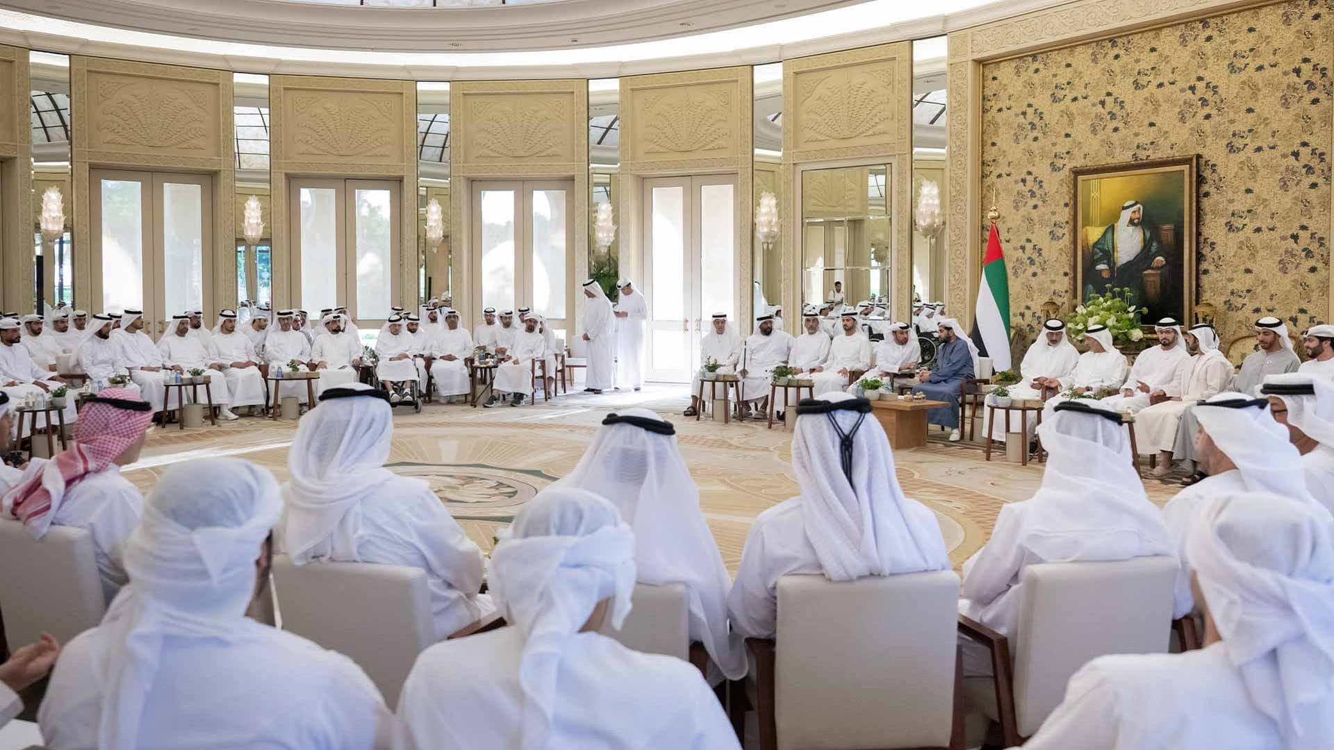 حمدان بن زايد يستقبل عدداً من الشيوخ والمسؤولين والمواطنين