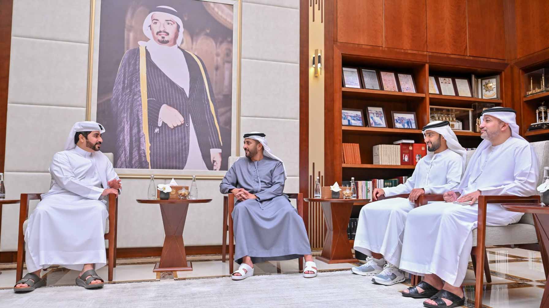 عبد العزيز بن حميد يبحث مع قنصل عام البحرين علاقات الأخوةوالصداقة 