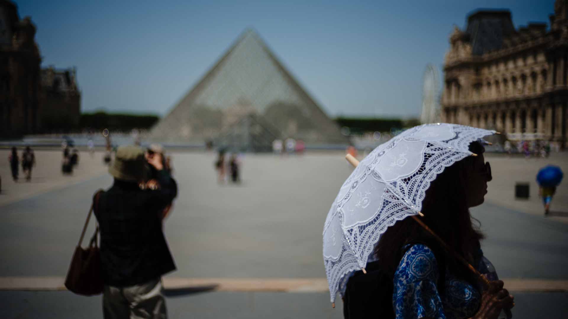 باريس تواجه موجة حر.. إغلاق مبكر لبرج إيفل واللوفر