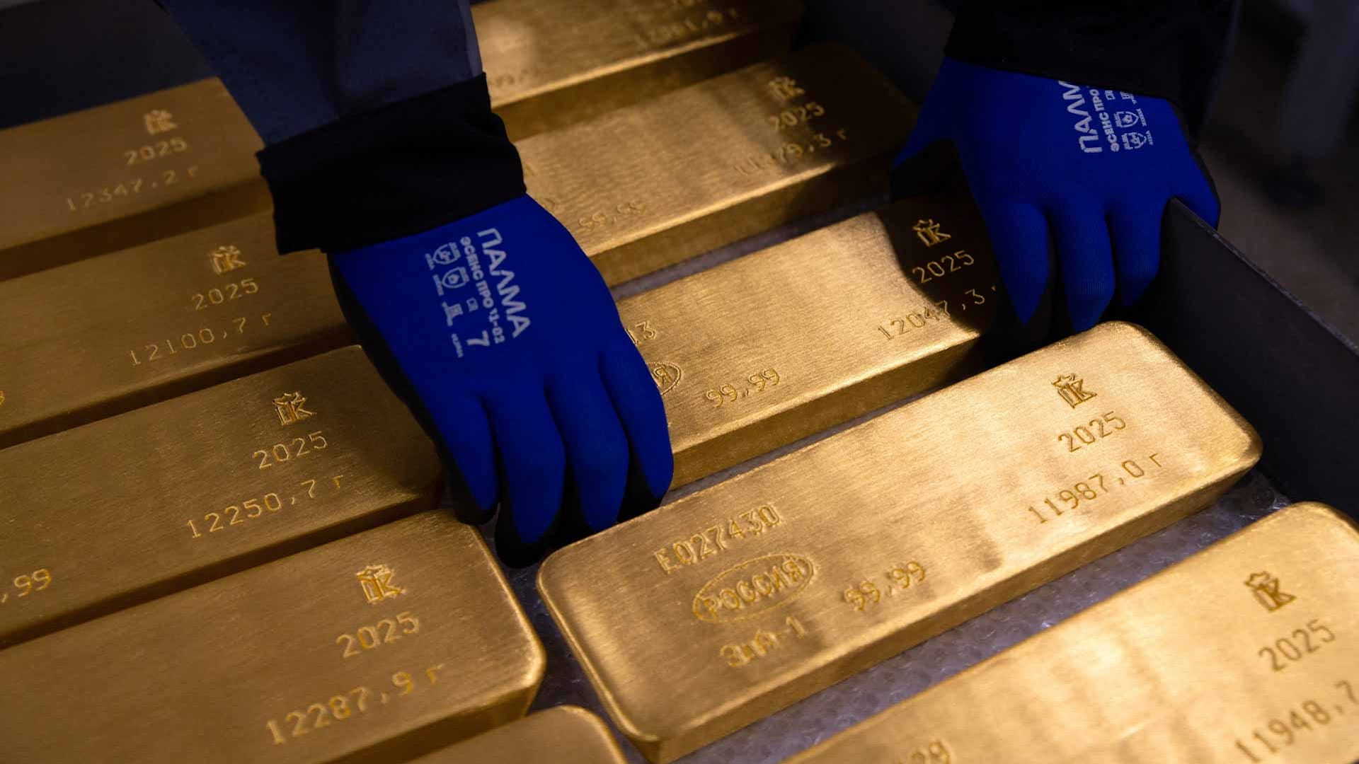 الذهب يتراجع 1.1% في المعاملات الفورية و1% في العقود الآجلة