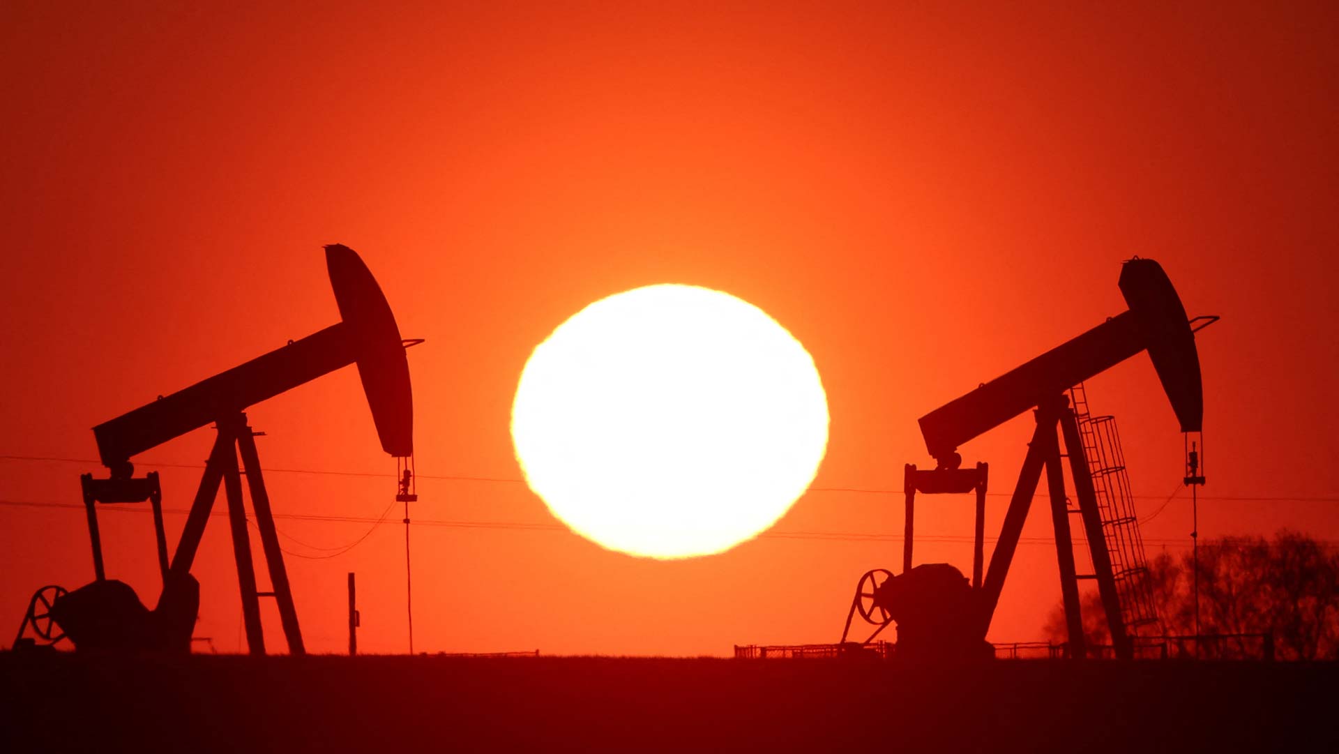 خسائر النفط تتواصل والأسعار قرب أدنى مستوياتها في أربعة أشهر  
