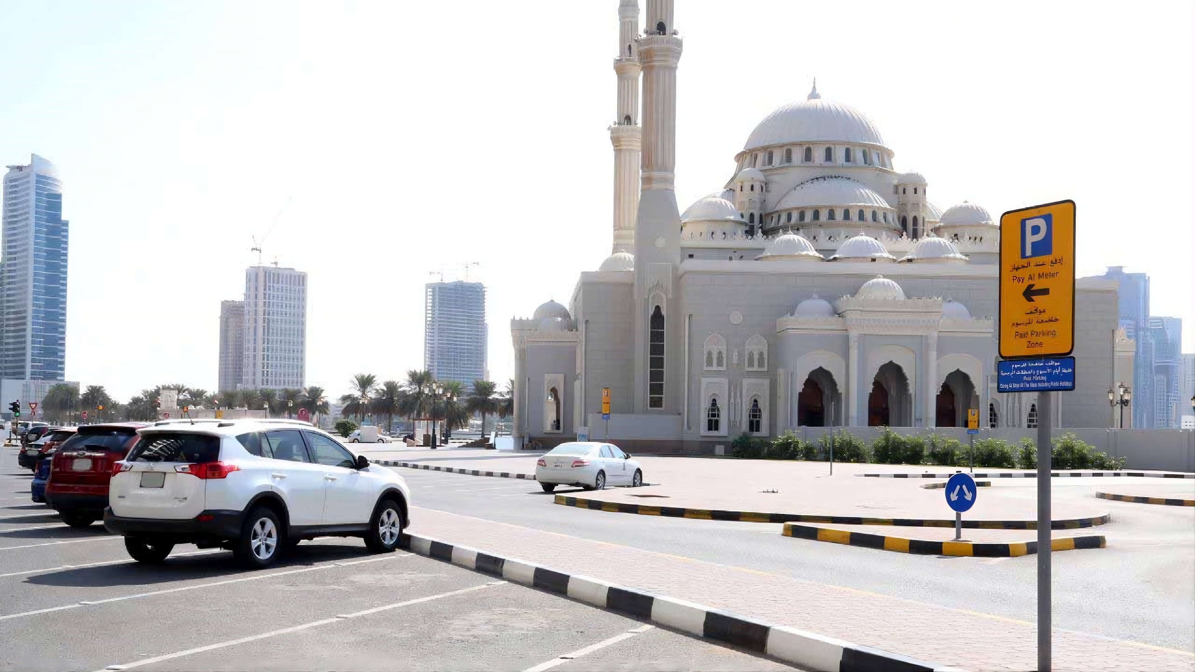 بلدية الشارقة توحّد أوقات رسوم المواقف العامة حتى 12 منتصف الليل 
