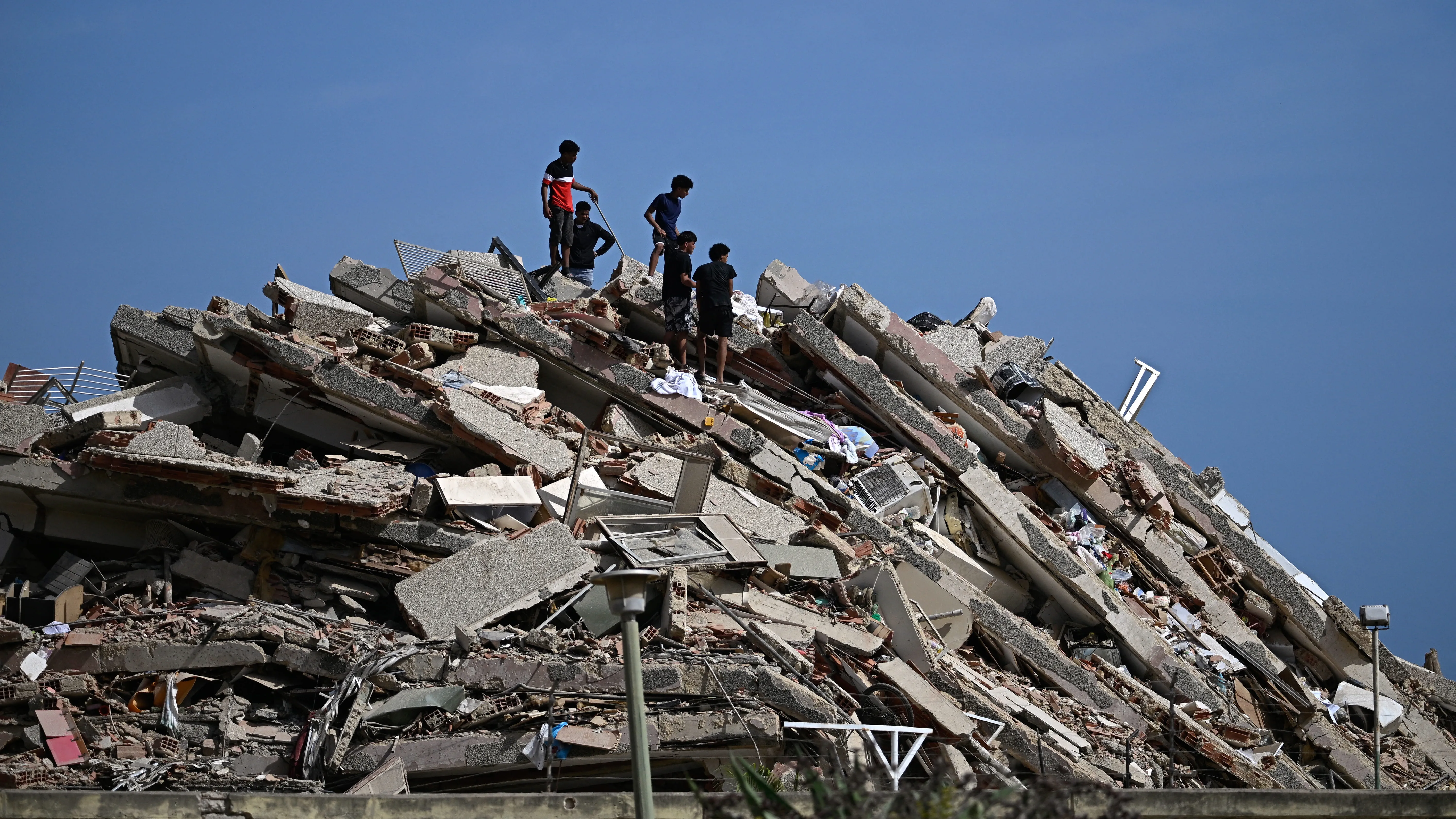 Venezuelans trapped alive after twin quakes kill at least 164