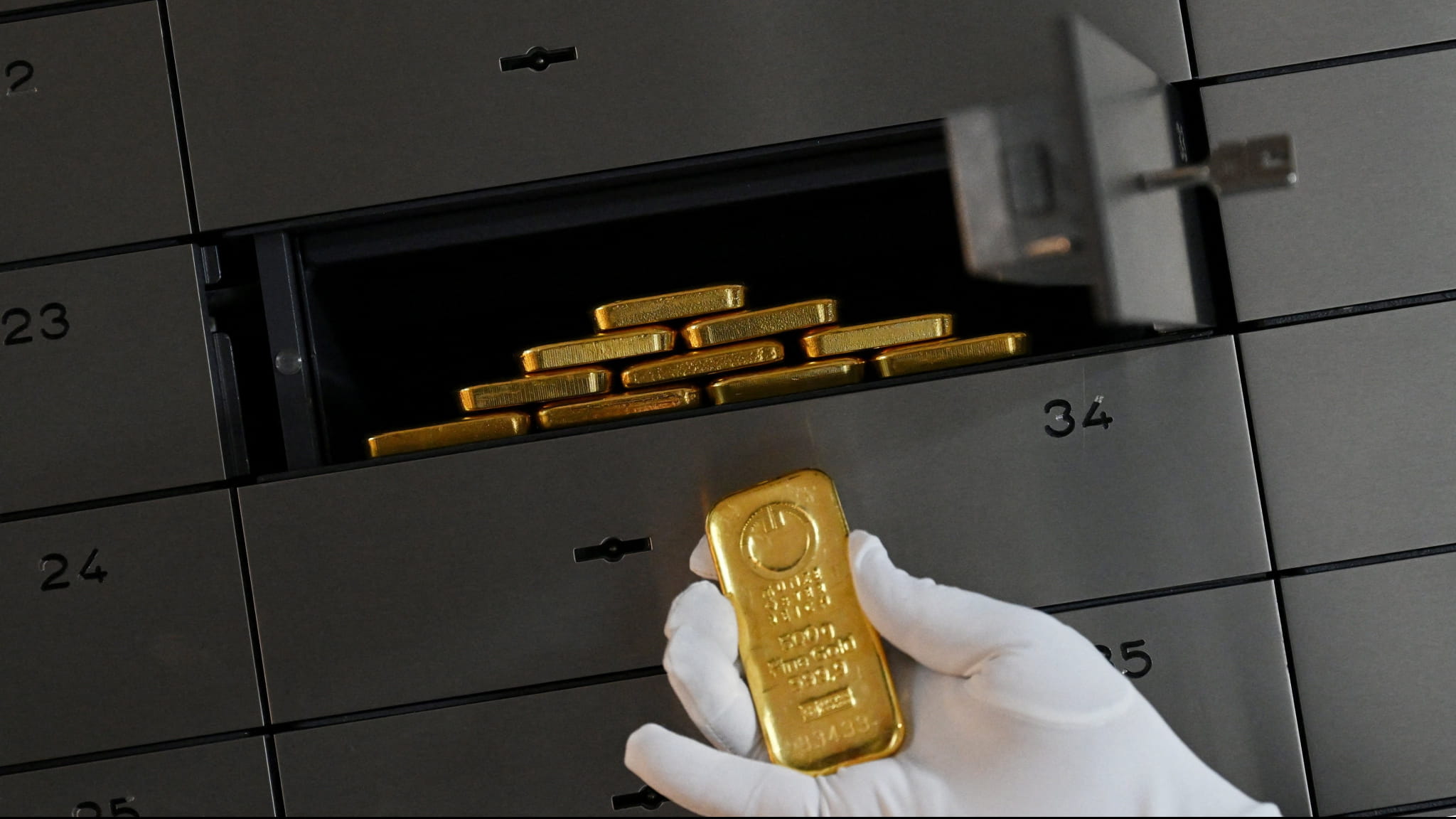 الذهب يواصل الانحدار وسط صعود الدولار ليصل لأدنى مستوى في7 أشهر  