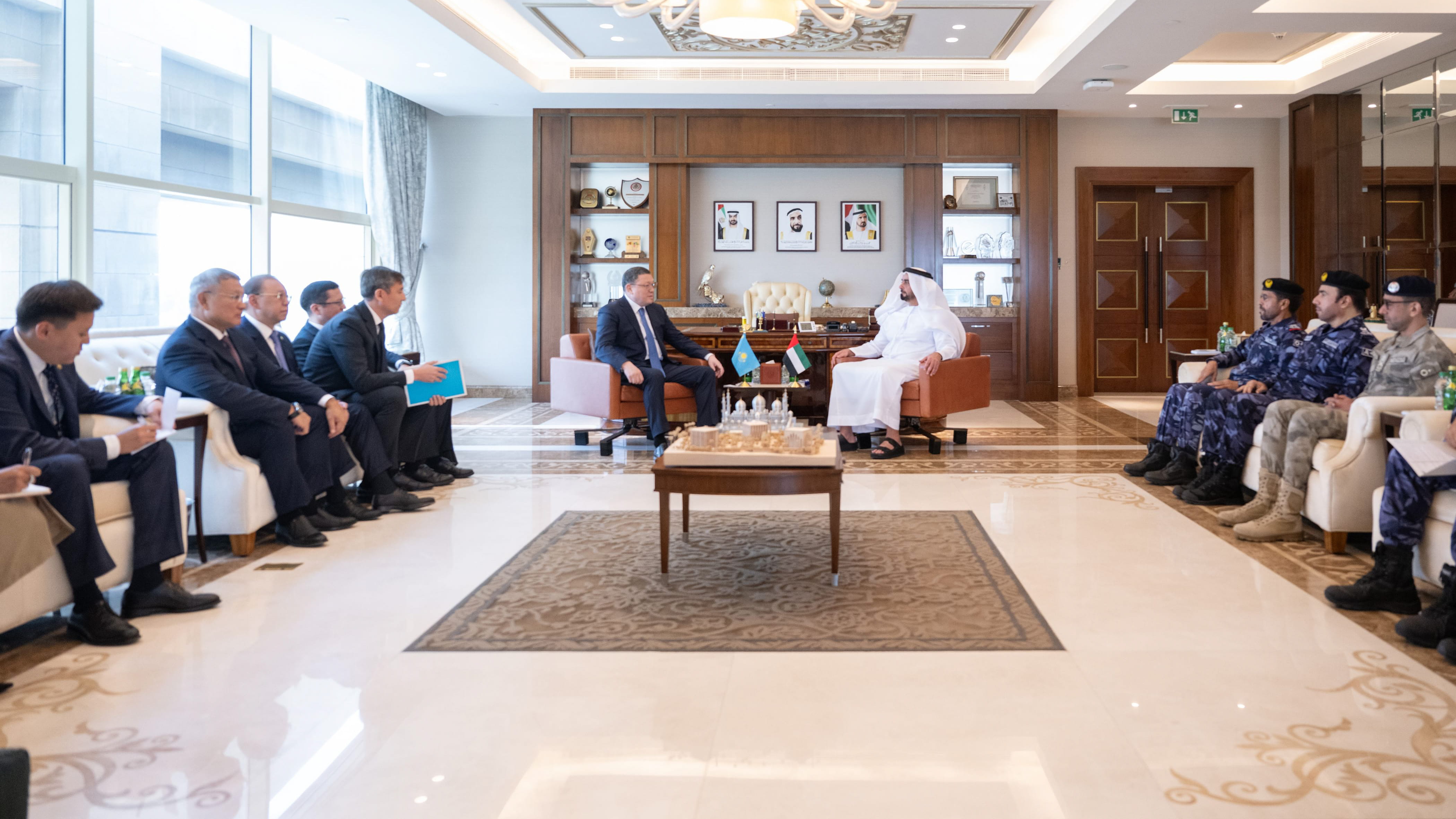 الإمارات وكازاخستان توقعان مذكرة تفاهم للاعتراف برخص القيادة