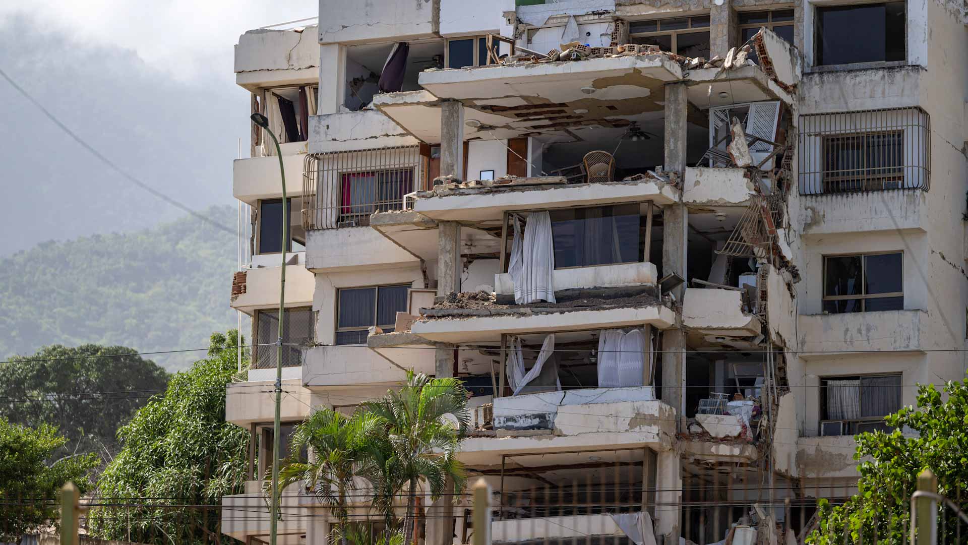 Venezuela earthquake deaths near 1,000, with millions more in need