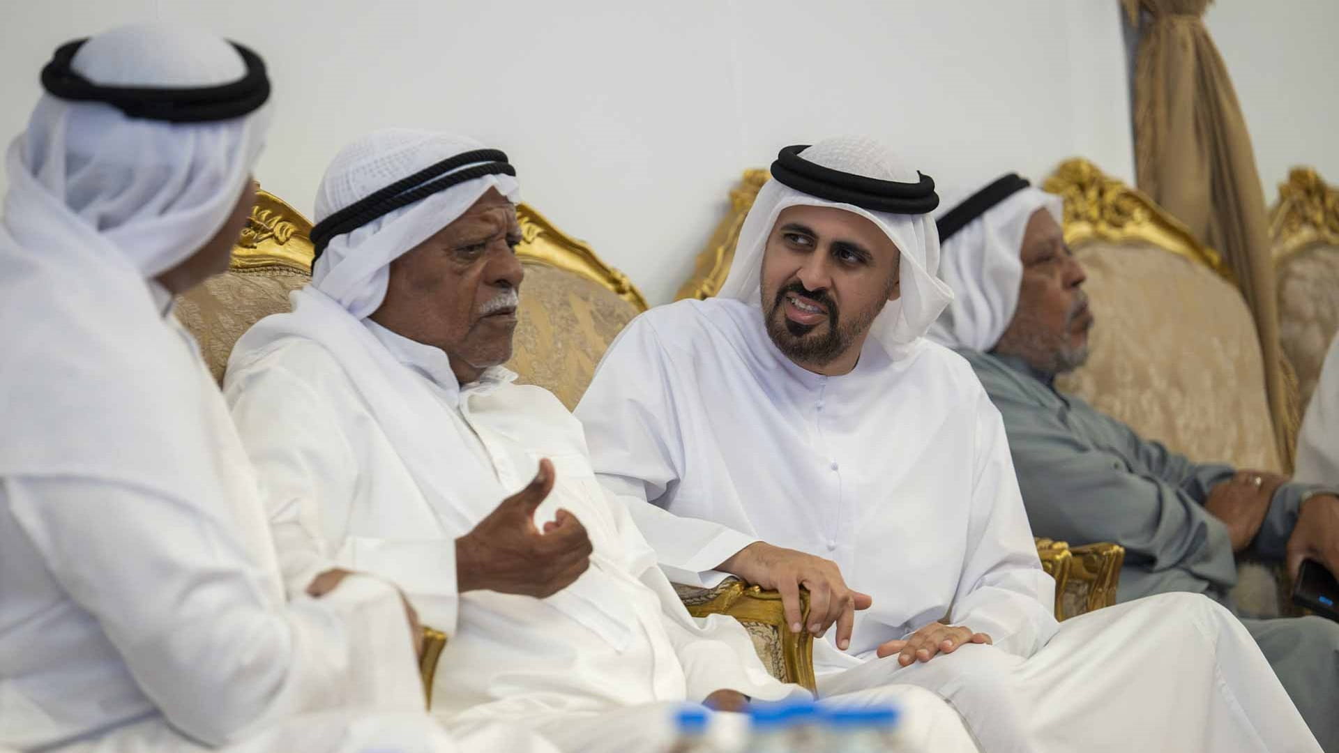 ذياب بن محمد يقدم واجب العزاء في شهيد الوطن عيسى غلوم البلوشي