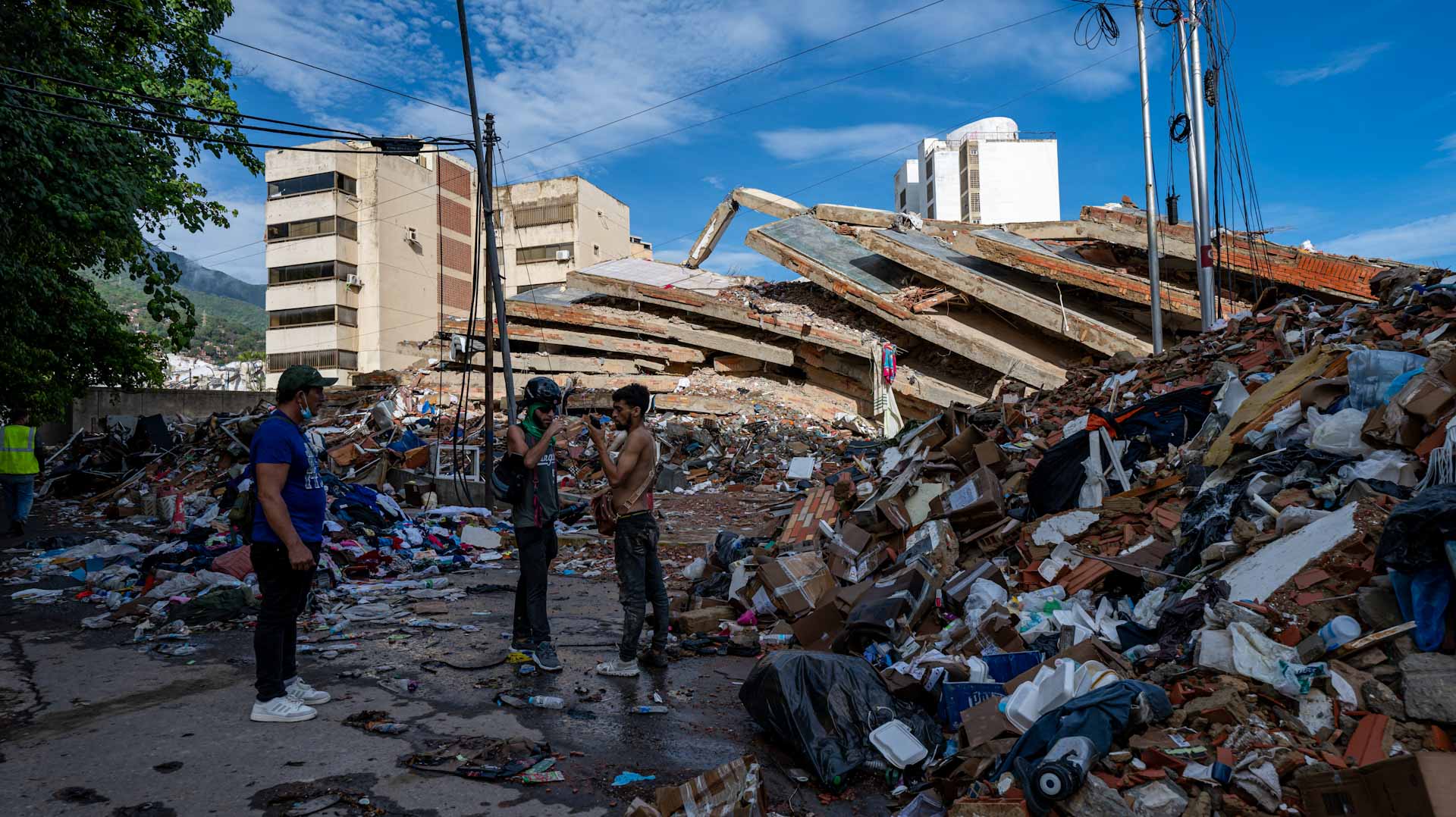 Death toll from Venezuela quakes rises to 1,943 