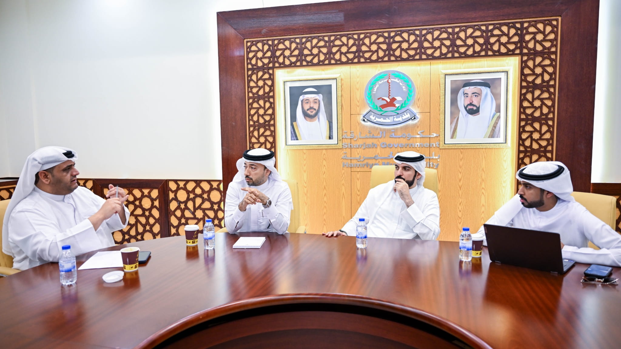 بلدية الحمرية تبحث استعدادات مشاركتها في "عطلتنا غير 2026" 