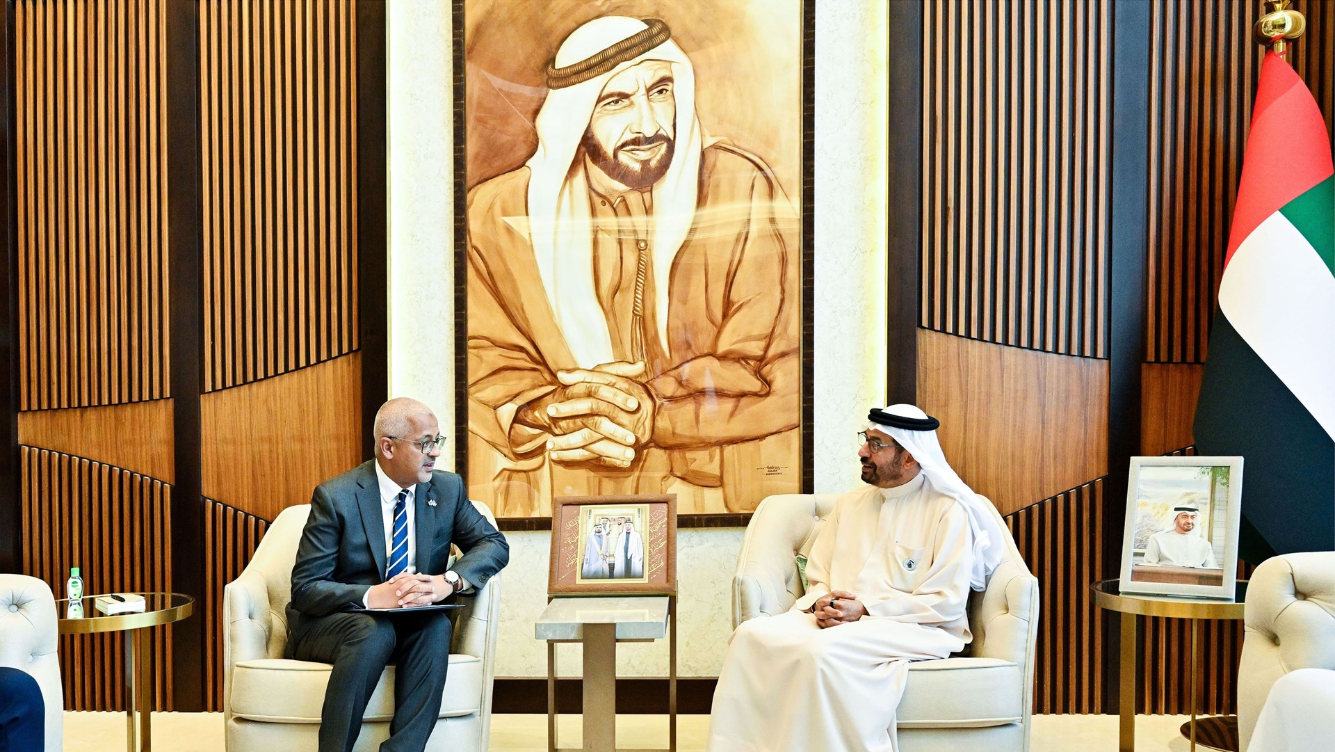 صورة بعنوان: علي النعيمي يبحث التطورات الإقليمية مع سفير أستراليا لدى الإمارات 