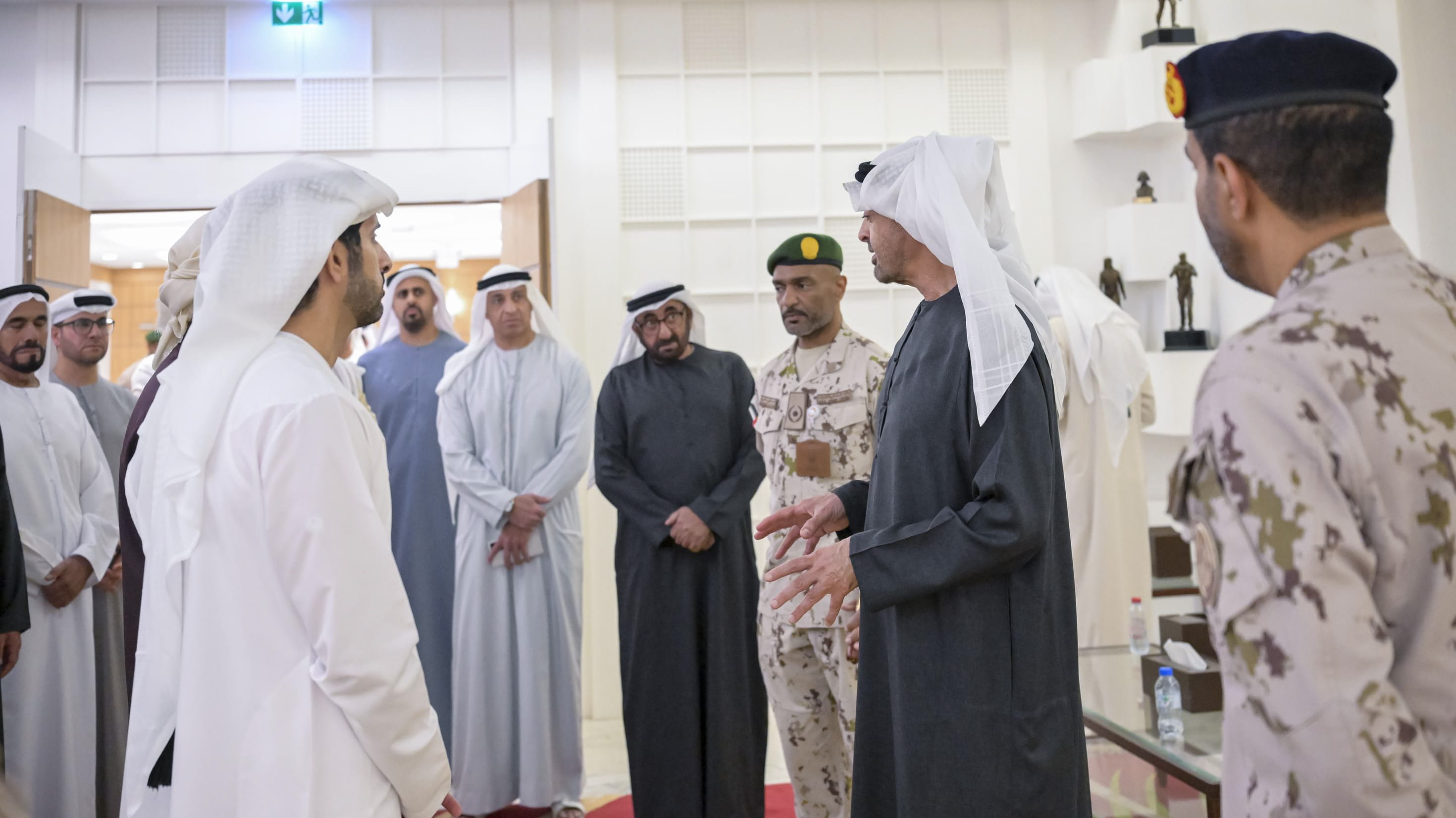 رئيس الدولة يتفقد في وزارة الدفاع جاهزية القوات المسلحة الإماراتية 