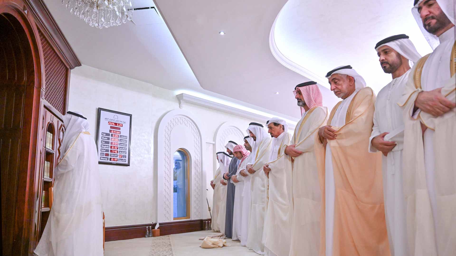 في مسجد قصر الزاهر.. حاكم عجمان وولي عهده يؤدّيان صلاة عيد الفطر 