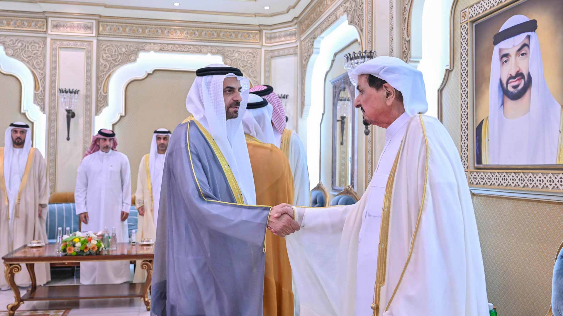 حاكم عجمان وولي عهده يستقبلان المهنئين بعيد الفطر في قصر الزاهر 