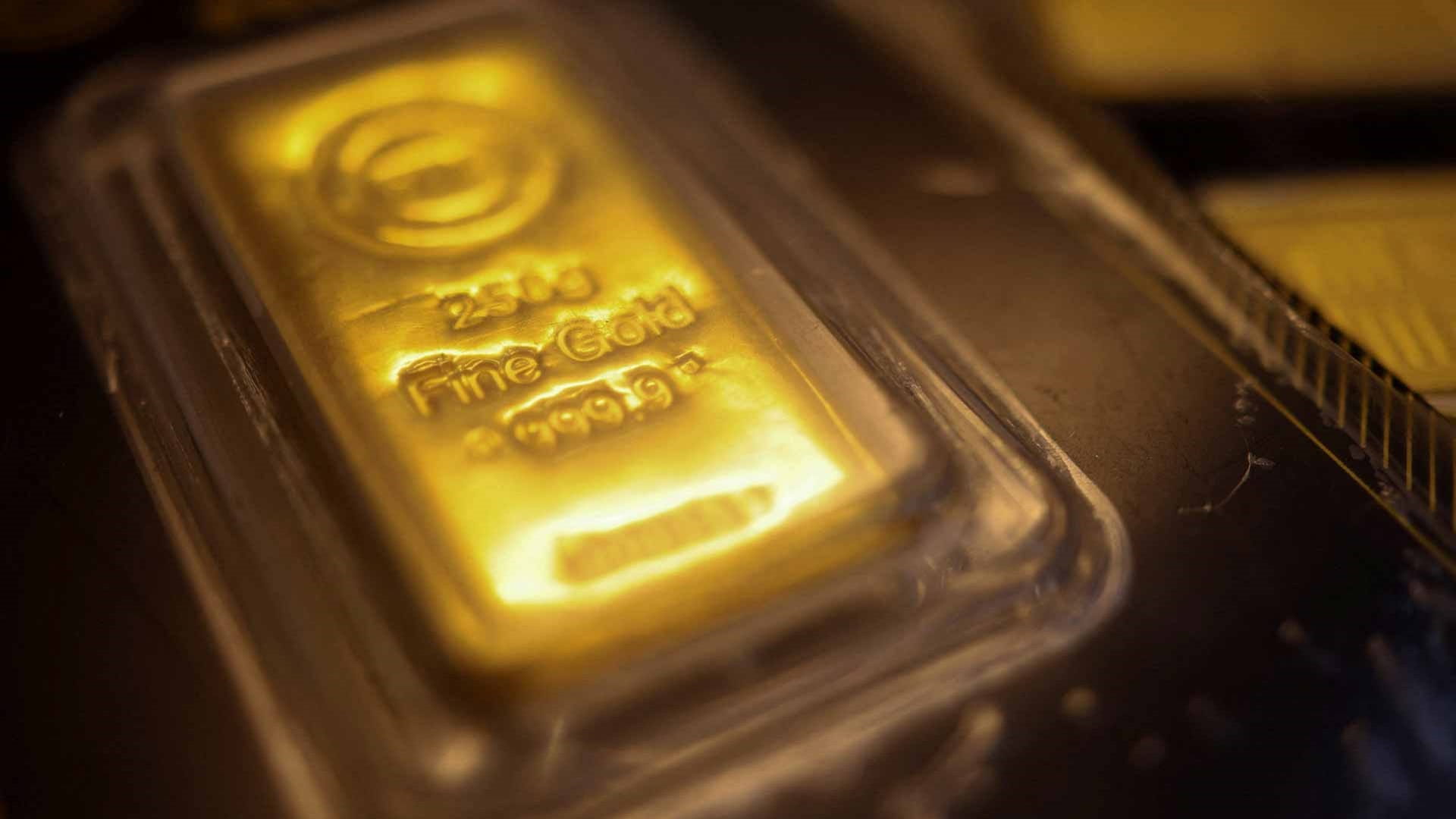 الذهب يواصل التراجع بفعل توقعات برفع أسعار الفائدة 