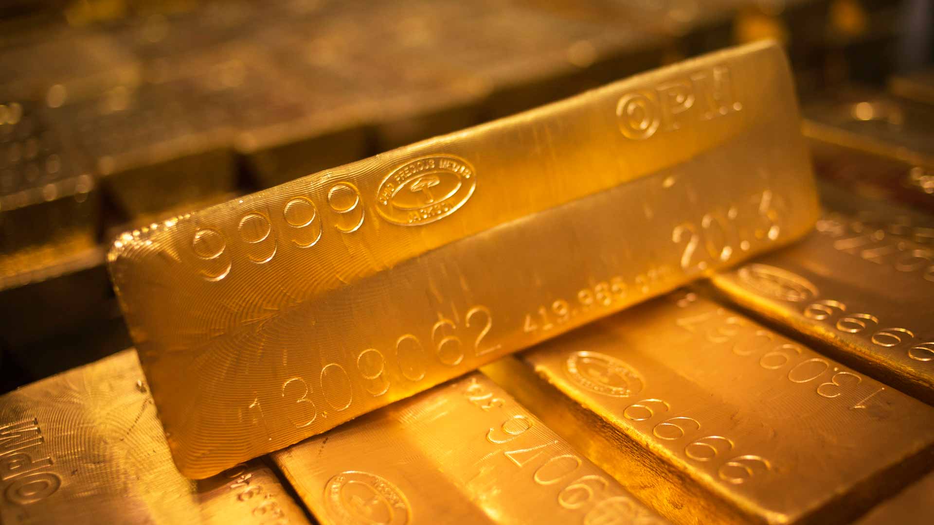 الذهب يرتفع وسط تراجع الدولار وانحسار المخاوف من رفع أسعار الفائدة 
