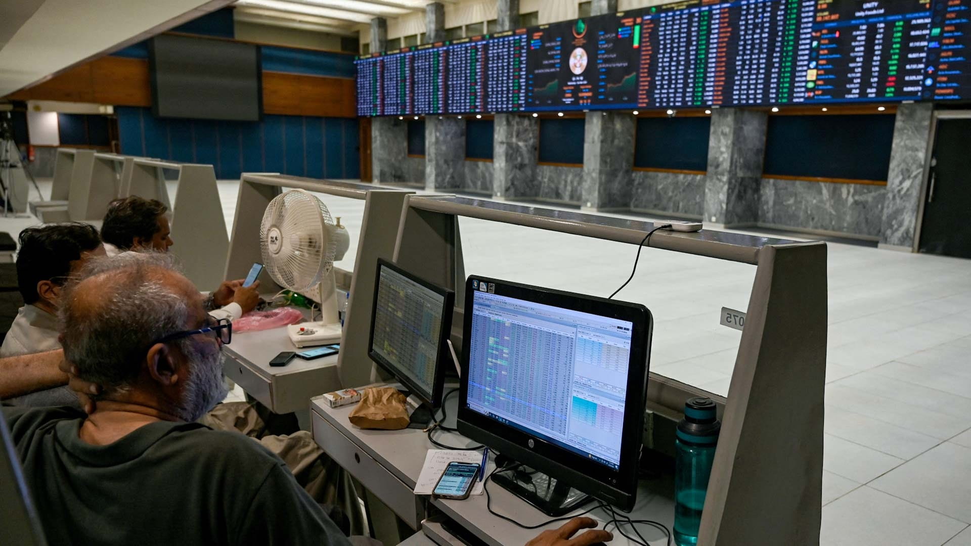 Oil rises, stocks fall amid uncertainty over US-Iran talks 