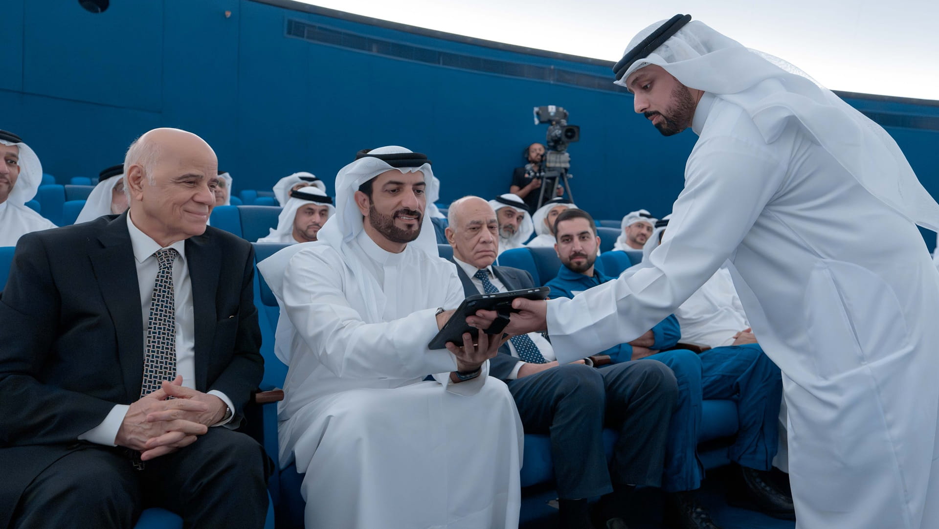 سلطان بن أحمد يطلق الهوية المؤسسية لمجمع الشارقة للفضاء والفلك 