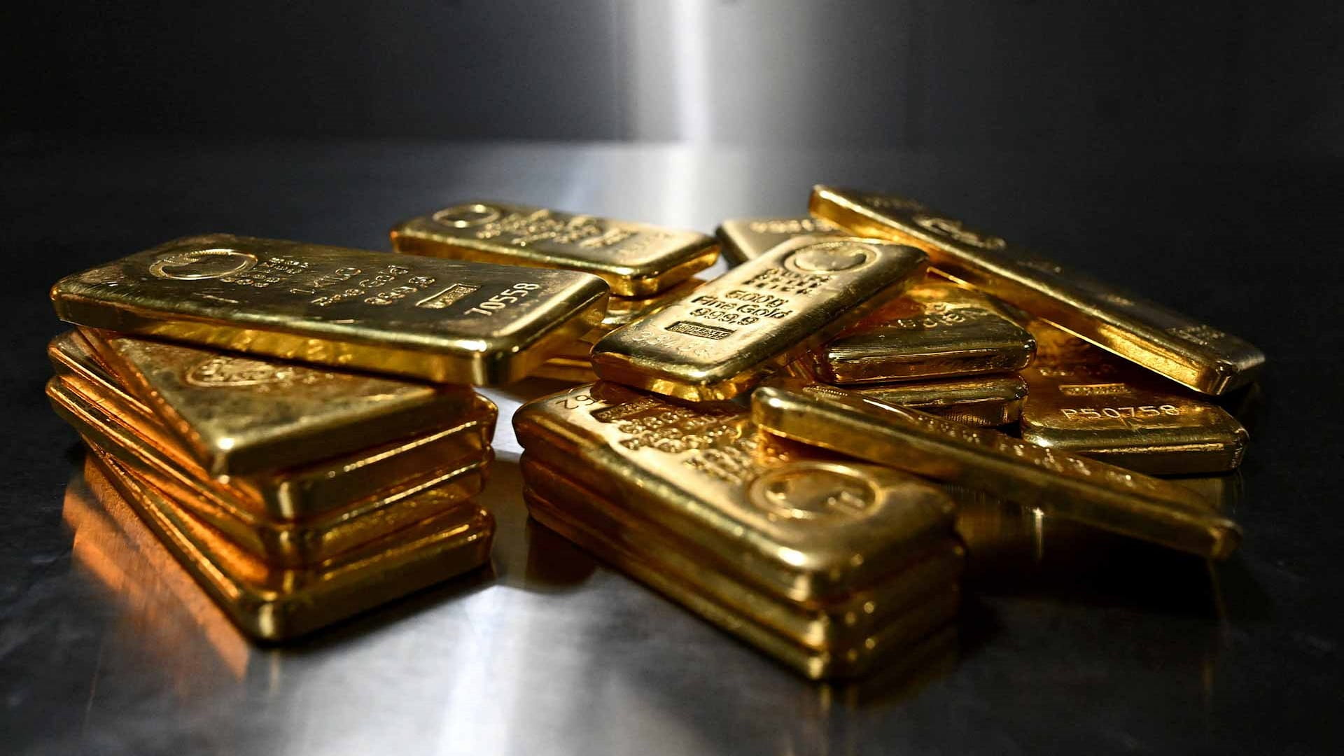 الذهب يهبط 1.9% في المعاملات الفورية و 2.3% في العقود الآجلة 