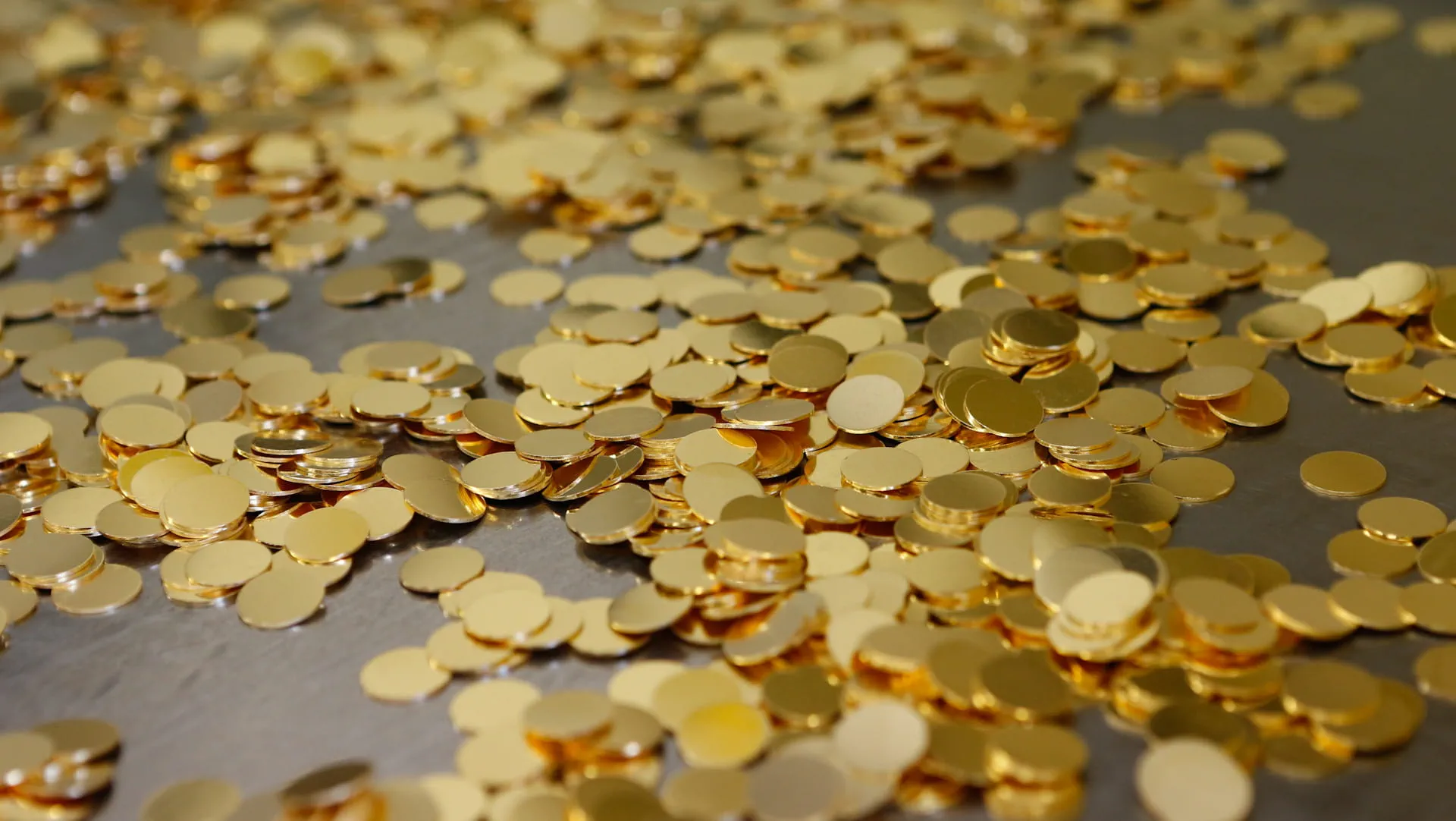 Gold prices remain stable as Silver falls