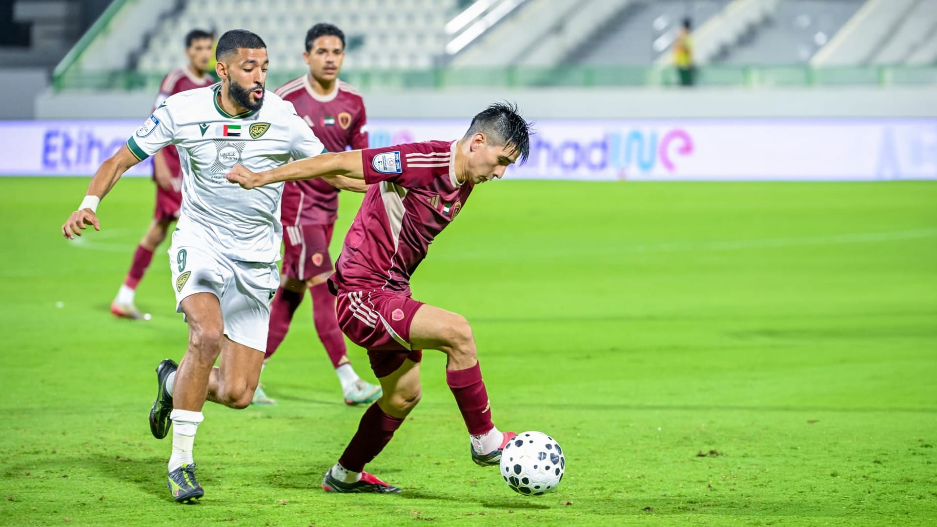 خورفكان والوحدة يتعادلان في دوري أدنوك للمحترفين