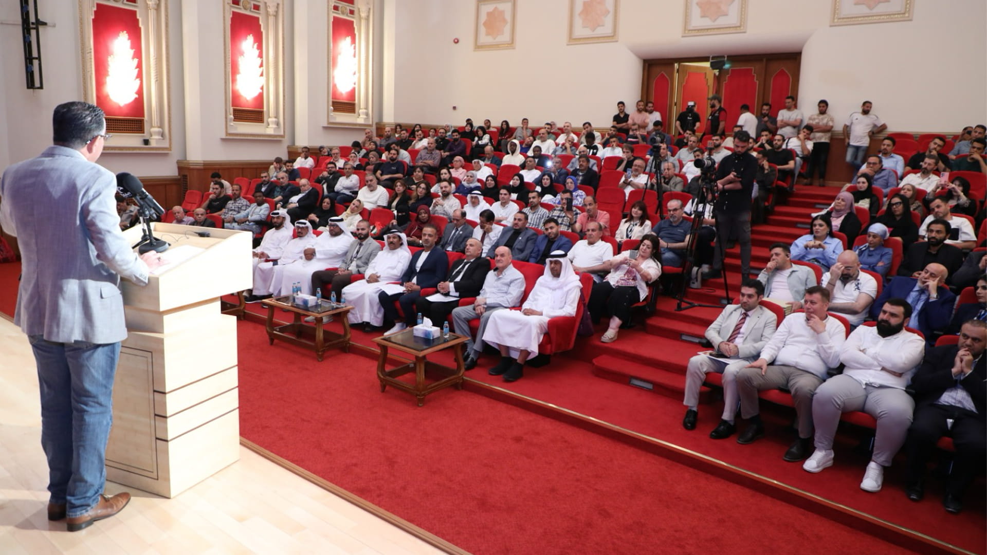 قصائد تلامس الإنسان والحياة والواقع في بيت الشعر بالشارقة
