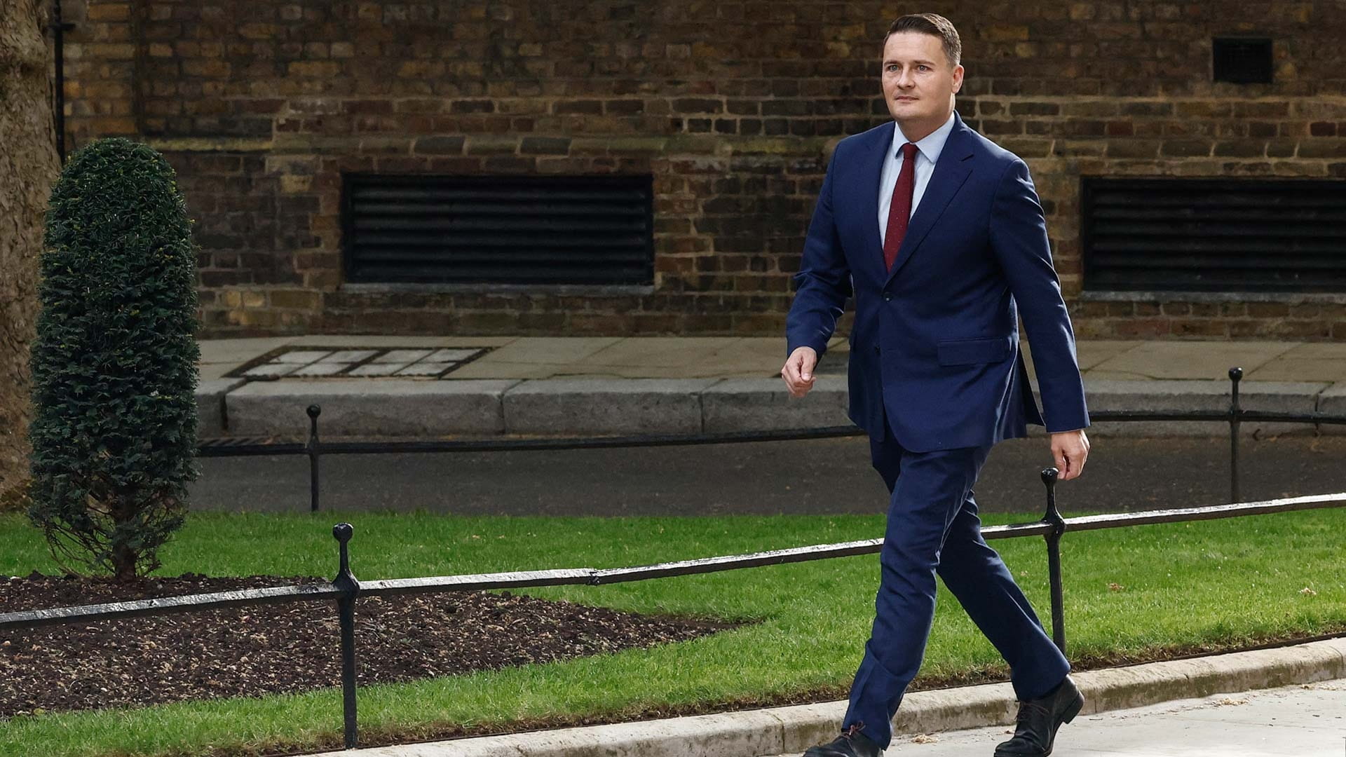 Senior UK minister resigns, increasing pressure on PM Starmer