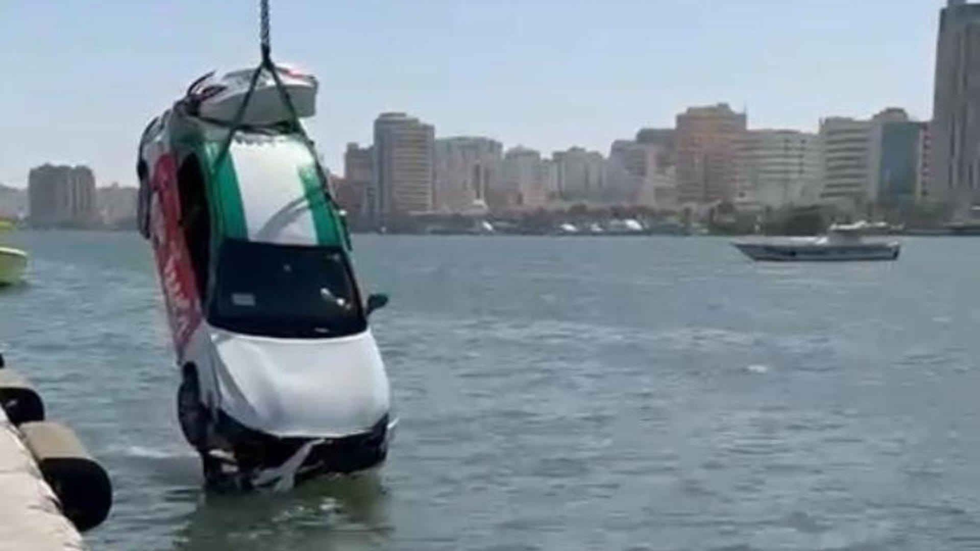 صورة بعنوان: "دفاع مدني الشارقة" ينقذ سائقاً سقطت مركبته في الخور خلال 8 دقائق 