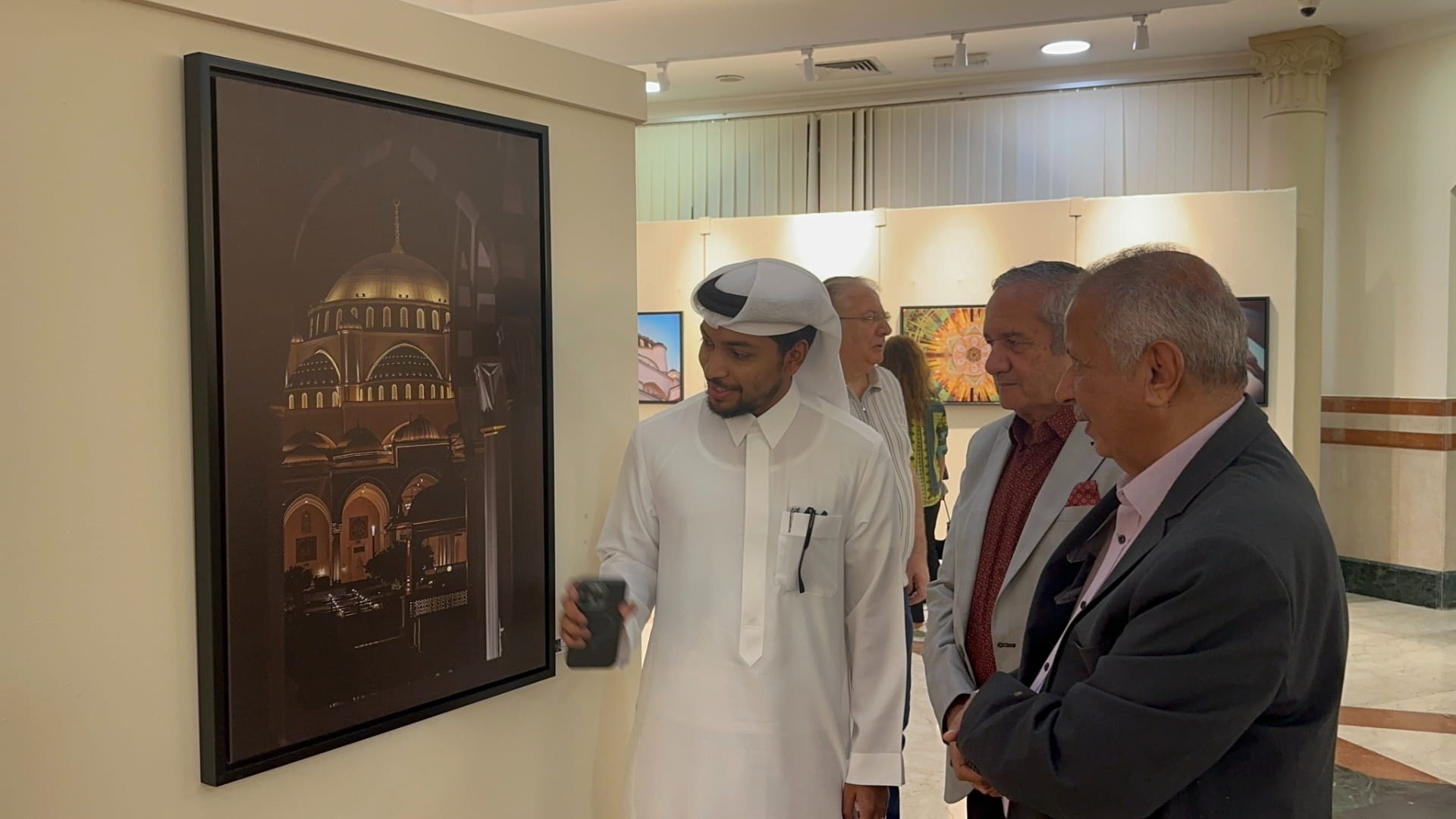 معرض "مساجد الشارقة" يستقطب عشاق التصوير في النادي الثقافي العربي 