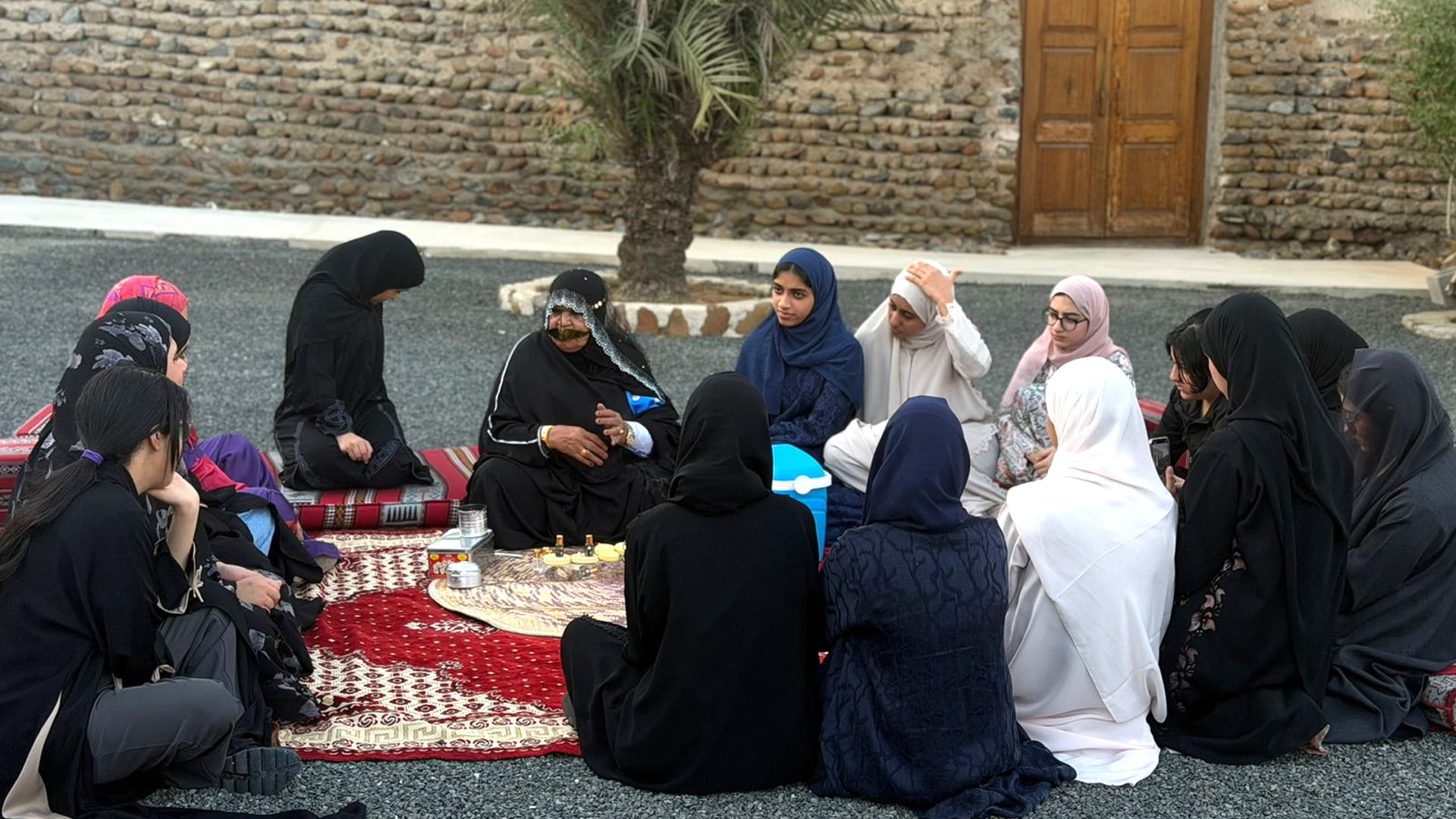 معهد الشارقة للتراث ينظم ورشة "صناعة الكحل" لمنتسبي سجايا 