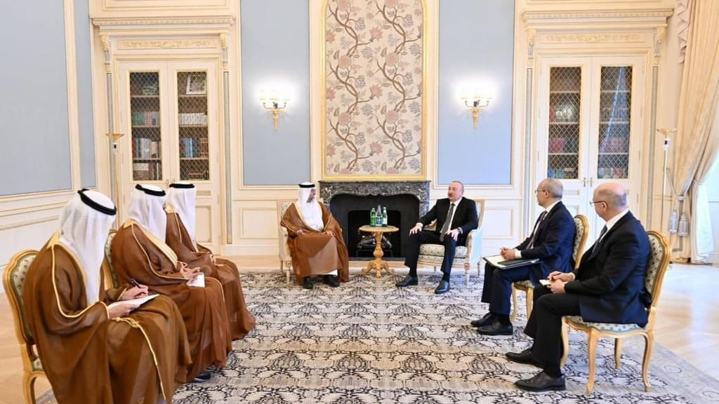 سهيل المزروعي يشارك في المنتدى الحضري العالمي بأذربيجان 