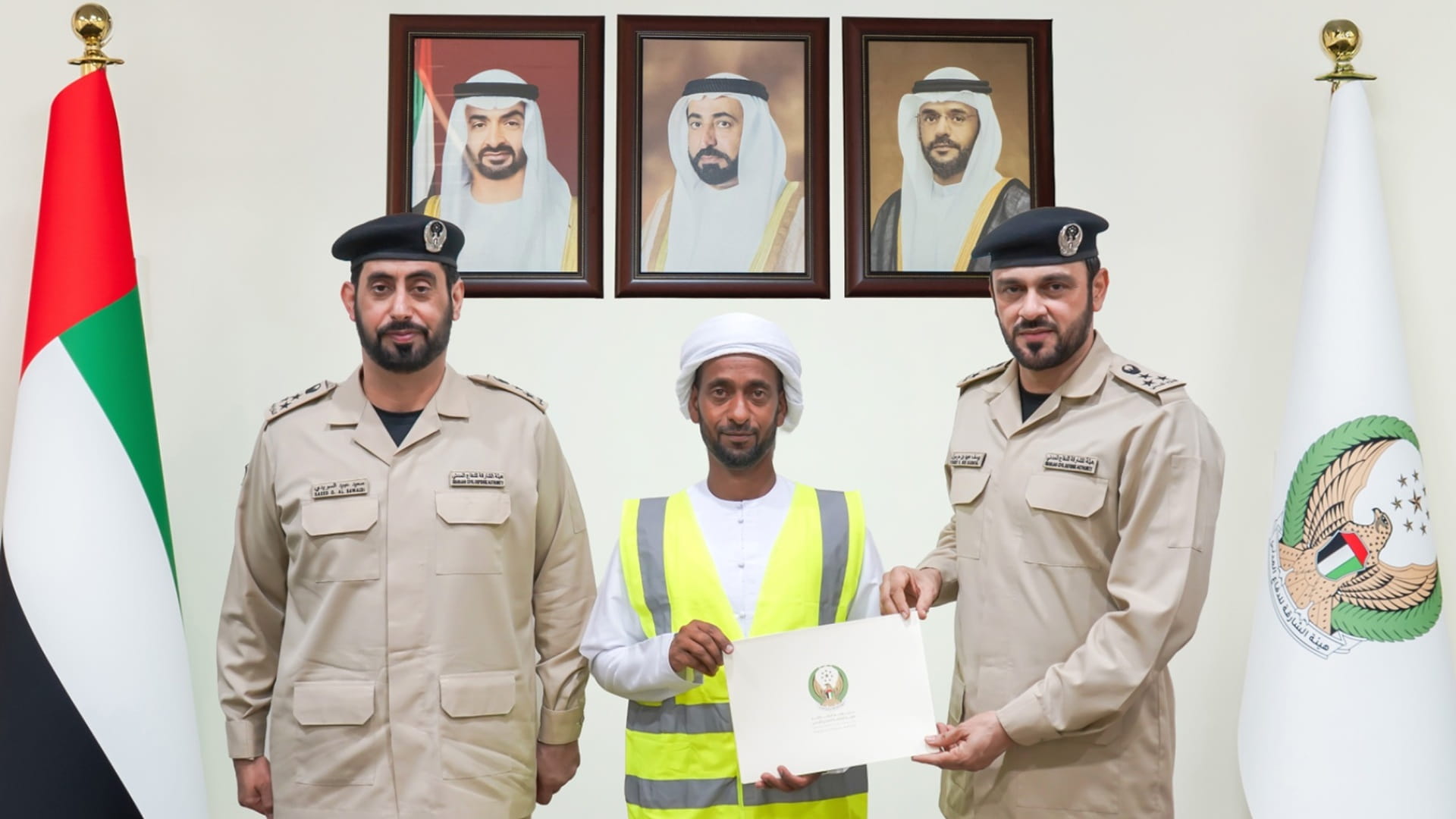 صورة بعنوان: دفاع مدني الشارقة تكرم3 أفراد لمساهمتهم في التعامل مع حوادث الحريق 