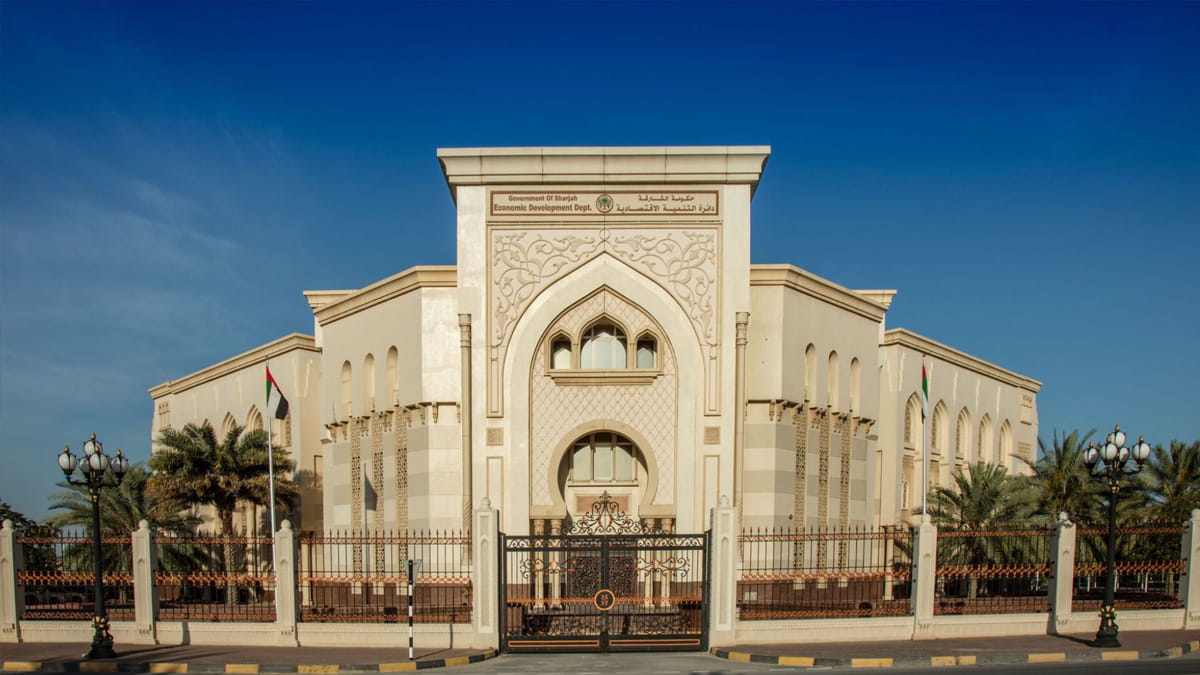 تتولى دائرة التنمية الاقتصادية في الشارقة مسؤولية دعم قطاع الأعمال، وخلق مناخ استثماري مثالي تتوفر فيه كافة مقومات الريادة والنجاح، وذلك بفضل استقرارية اقتصاد الإمارة والالتزام بتطبيق القوانين الاقتصادية التي تضمن بيئة أعمال آمنة وتؤسس لاقتصاد مستدام مدعوم بالتسهيلات والخدمات الاستثمارية المحفّزة.