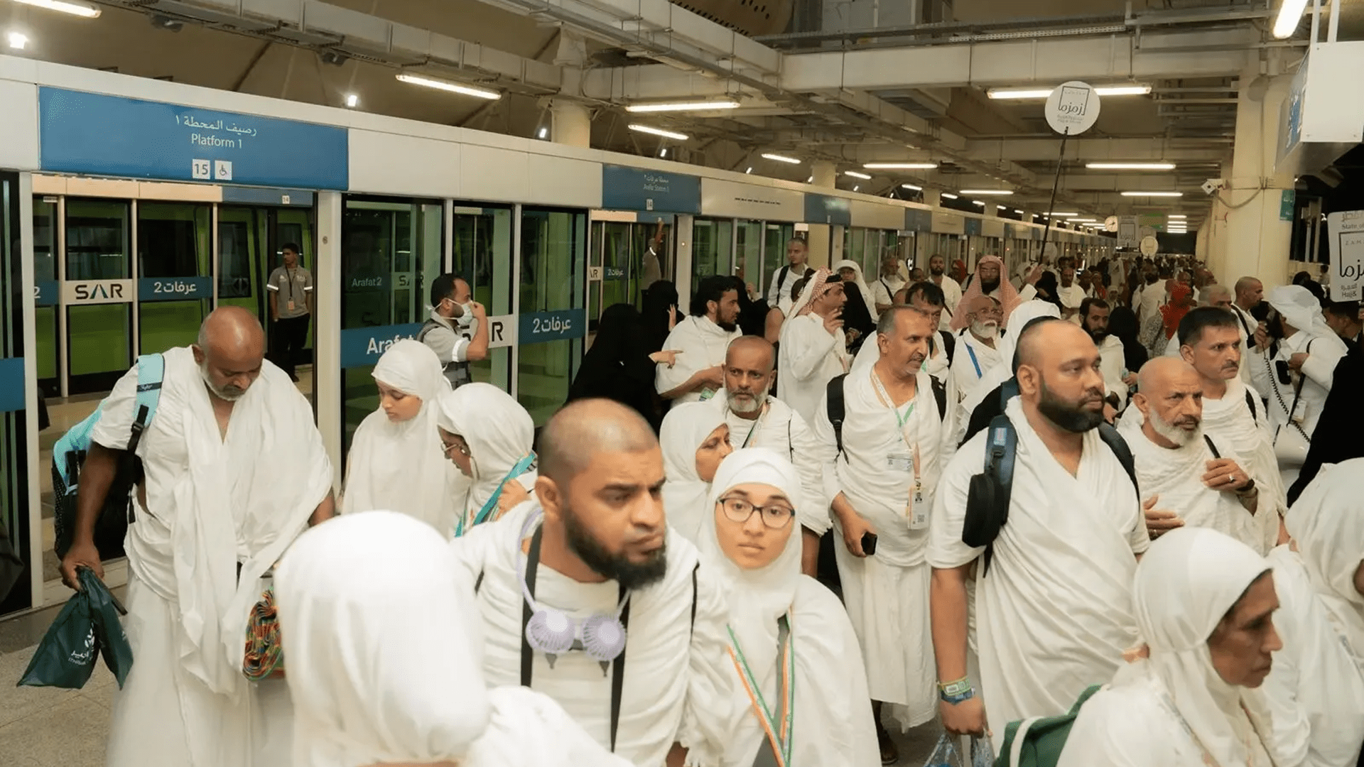 Hajj pilgrims begin arriving at Arafat for most significant ritual