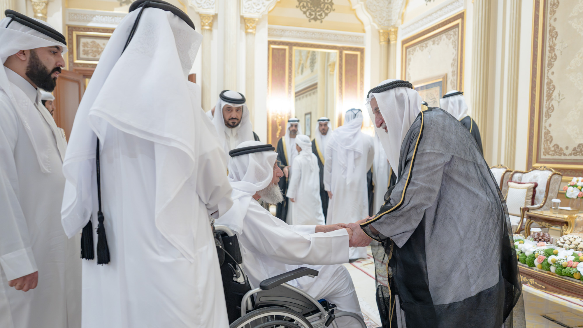 حاكم الشارقة يتلقى تهاني الشيوخ والمسؤولين والمواطنين بعيد الأضحى