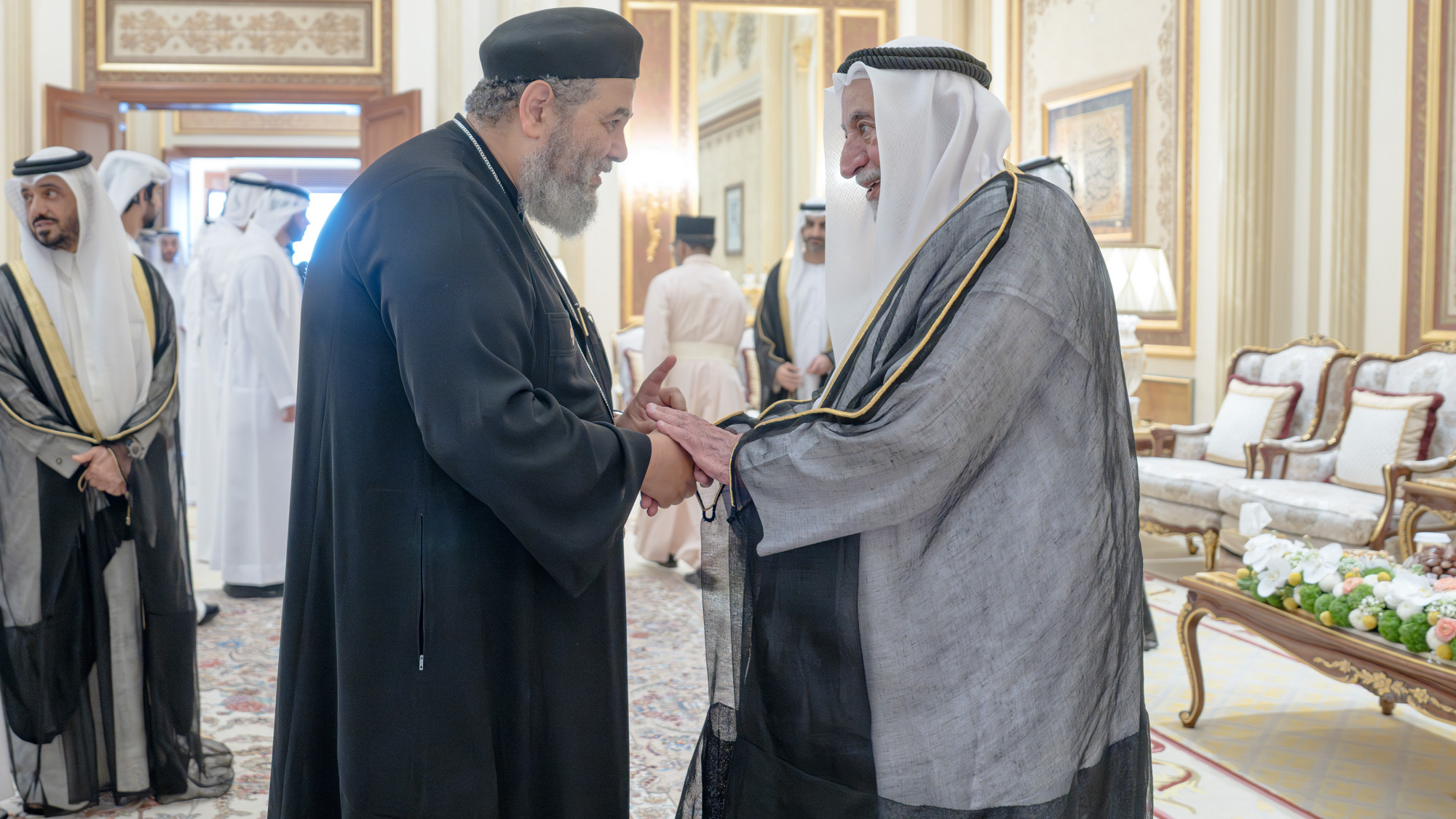 حاكم الشارقة يتلقى تهاني الشيوخ والمسؤولين والمواطنين بعيد الأضحى
