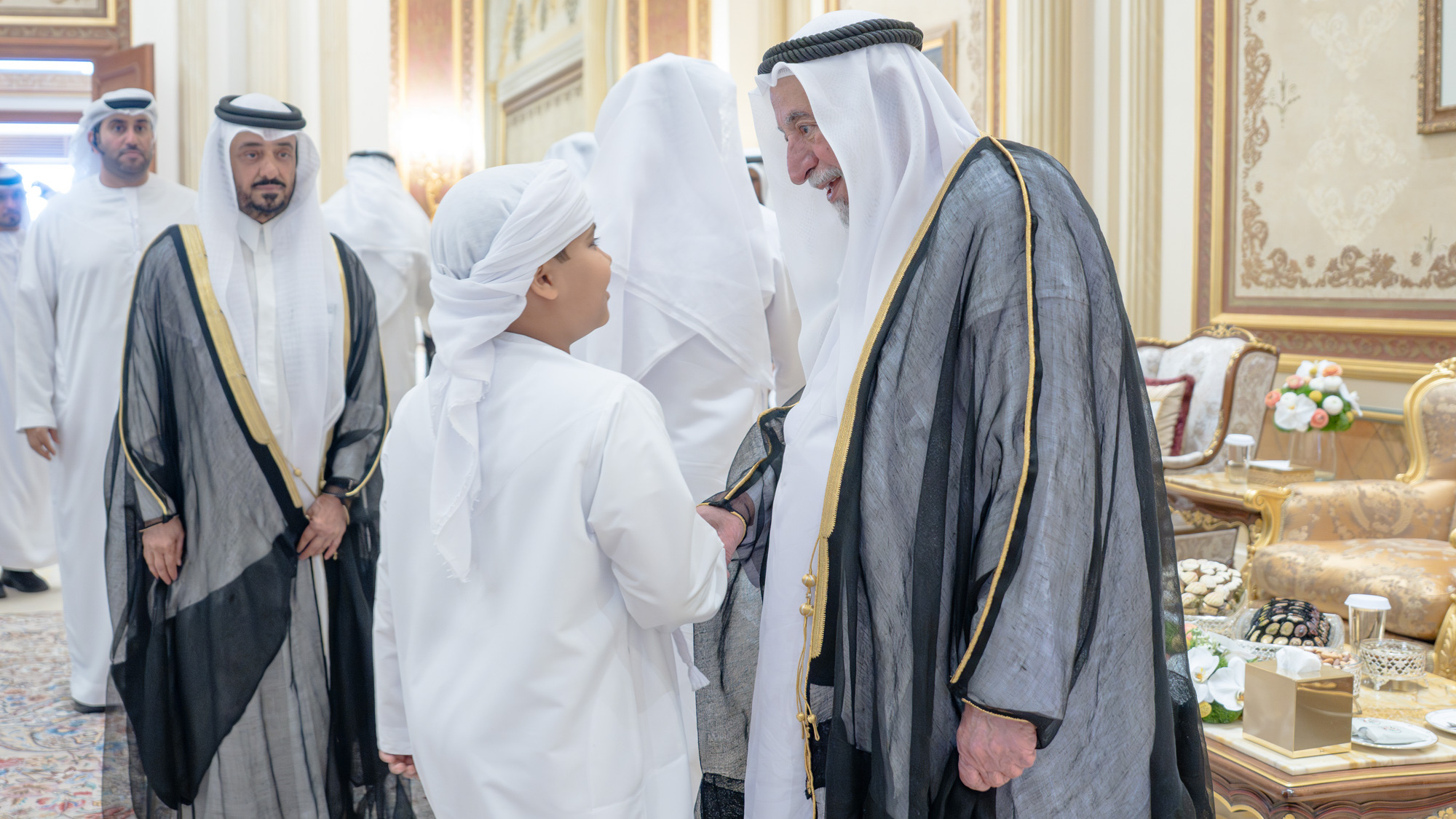 حاكم الشارقة يتلقى تهاني الشيوخ والمسؤولين والمواطنين بعيد الأضحى