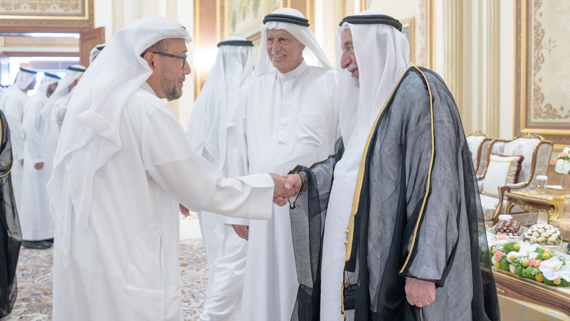 حاكم الشارقة يتلقى تهاني الشيوخ والمسؤولين والمواطنين بعيد الأضحى