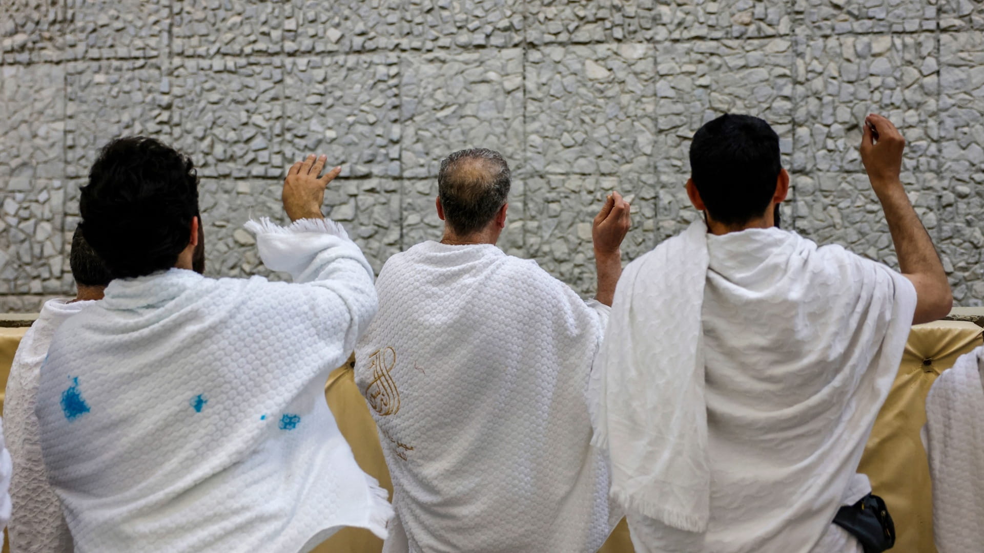 Pilgrims cast stones on first Day of Tashreeq 