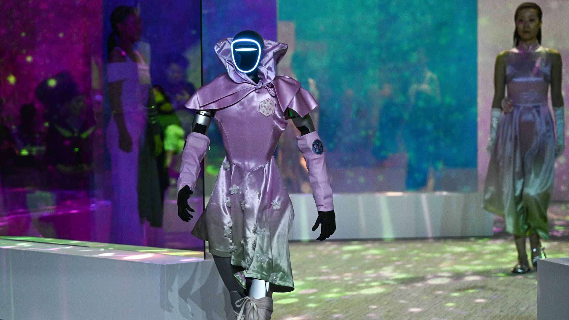Robots join models on runway at Seoul Fashion Show