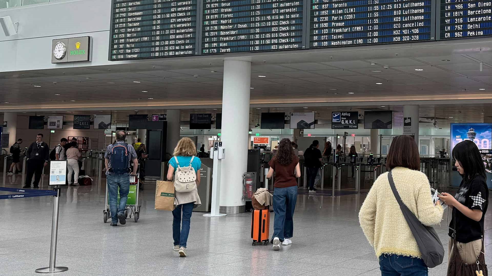 مطار ميونيخ يوقف العمليات مؤقتاً بعد اعتراض طائرة