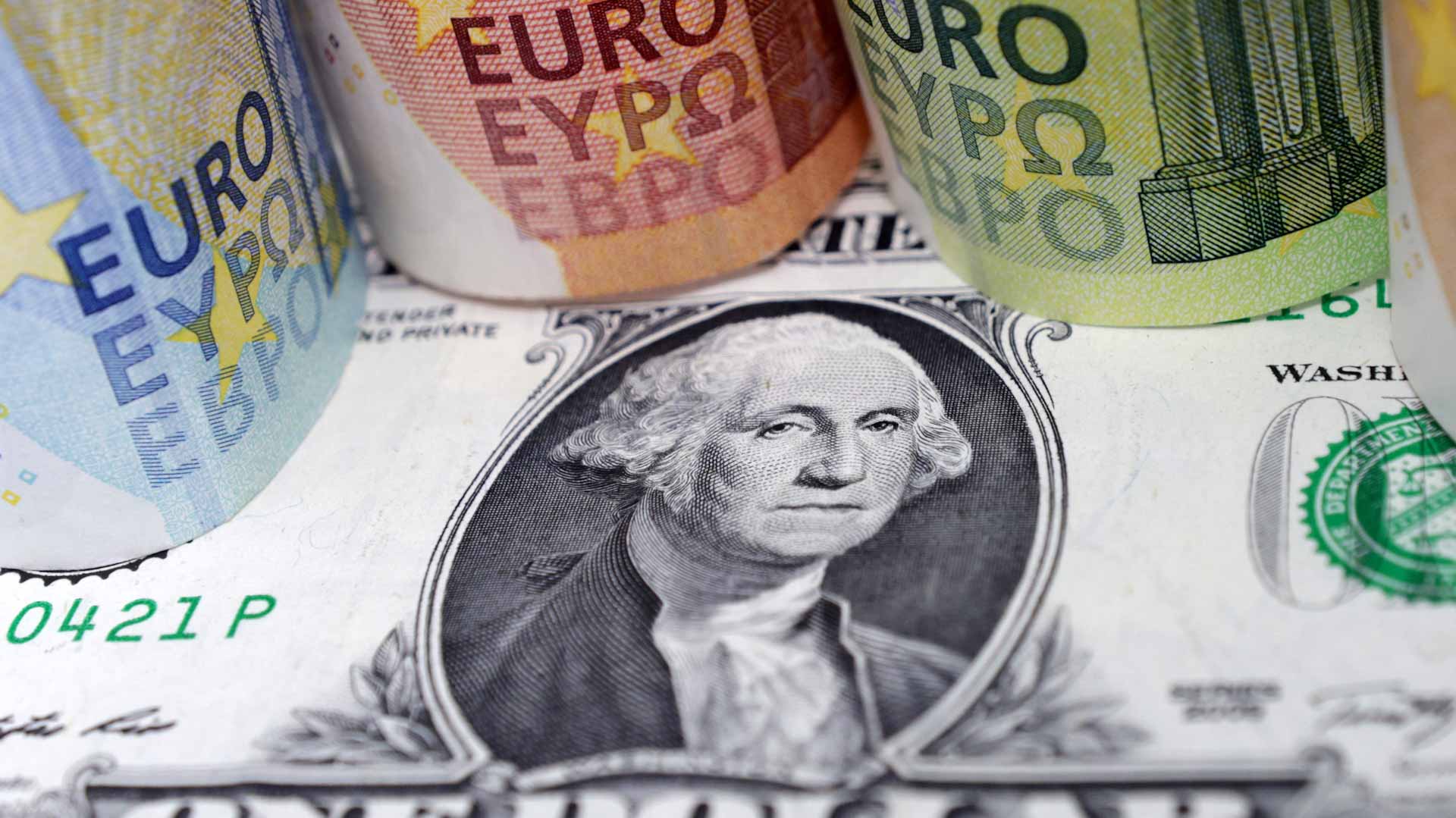 Dollar stabilises after weekly losses as markets pause