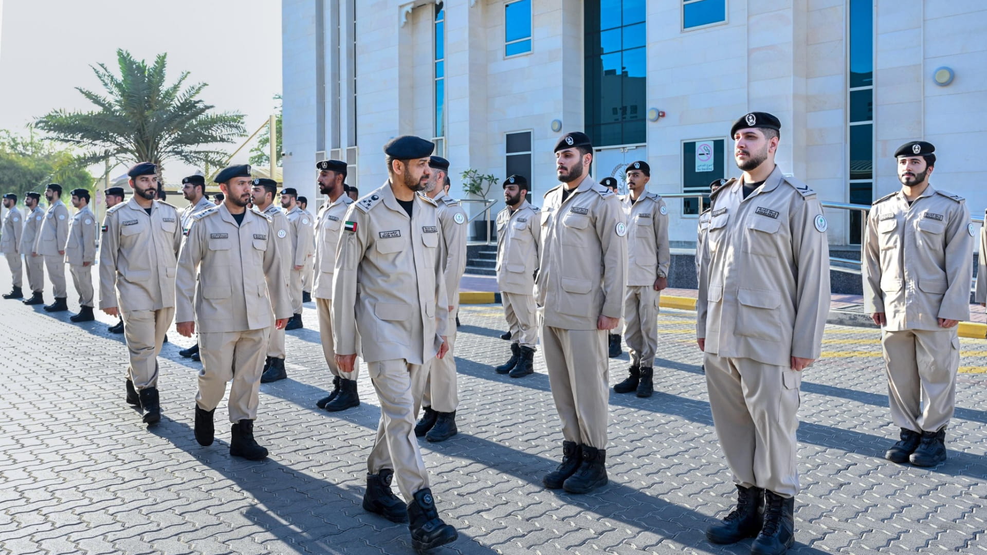 شرطة الشارقة تنفذ جولات تفقدية وتعزز التطوير المؤسسي 