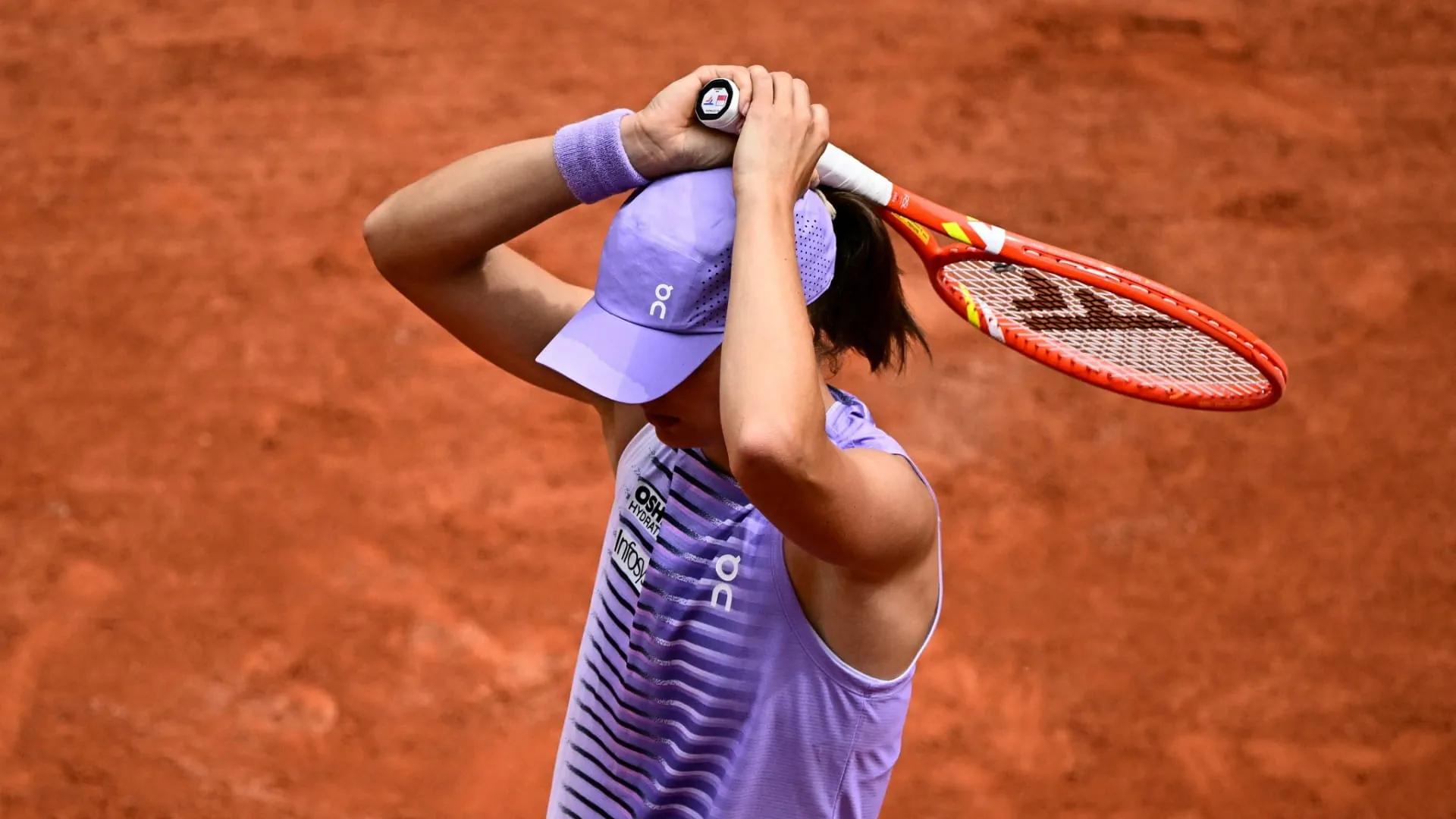 Swiatek exits French Open after loss to Kostyuk