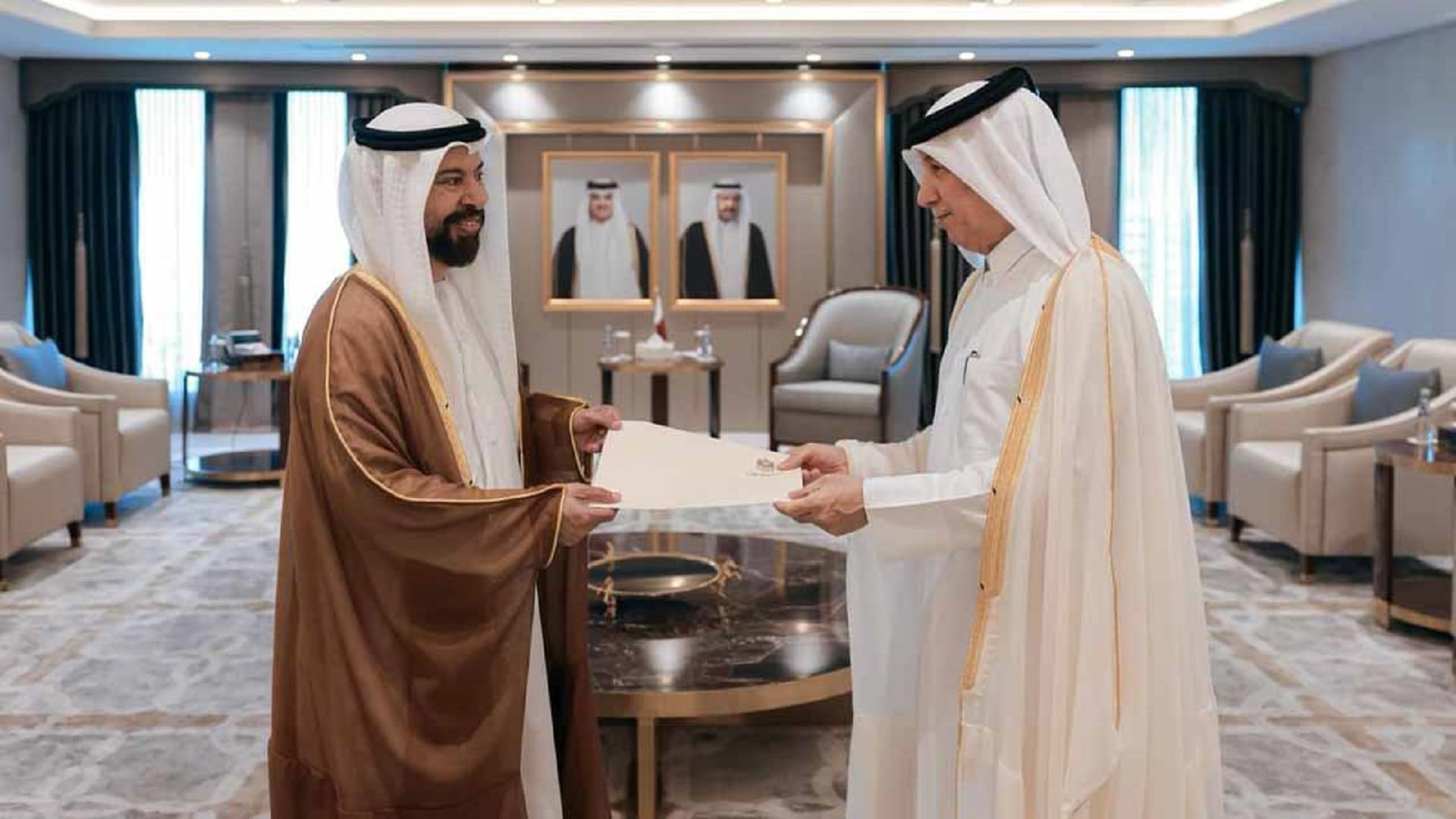 سفير الإمارات يقدم أوراق اعتماده لوزير الدولة للشؤون الخارجية بقطر 