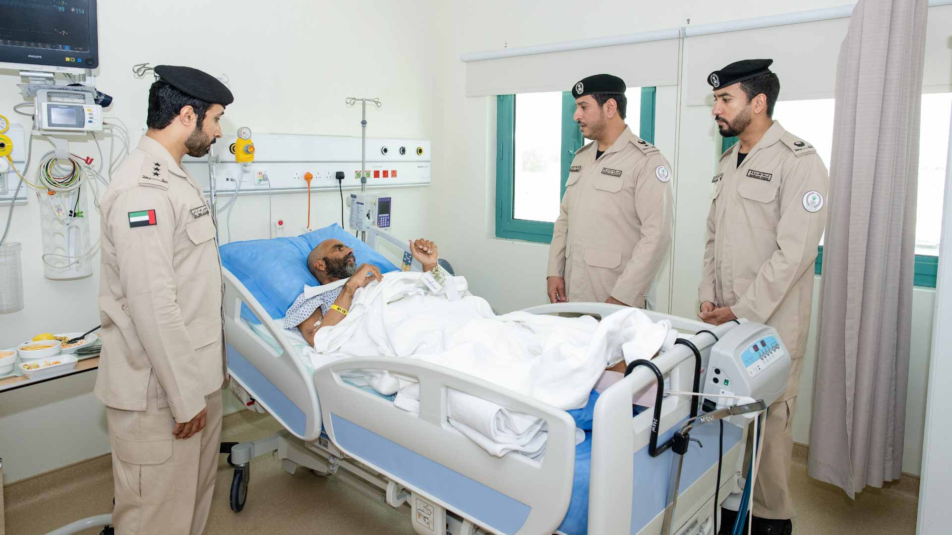 شرطة الشارقة تزور المرضى بمستشفى الذيد وتشاركهم فرحة العيد 