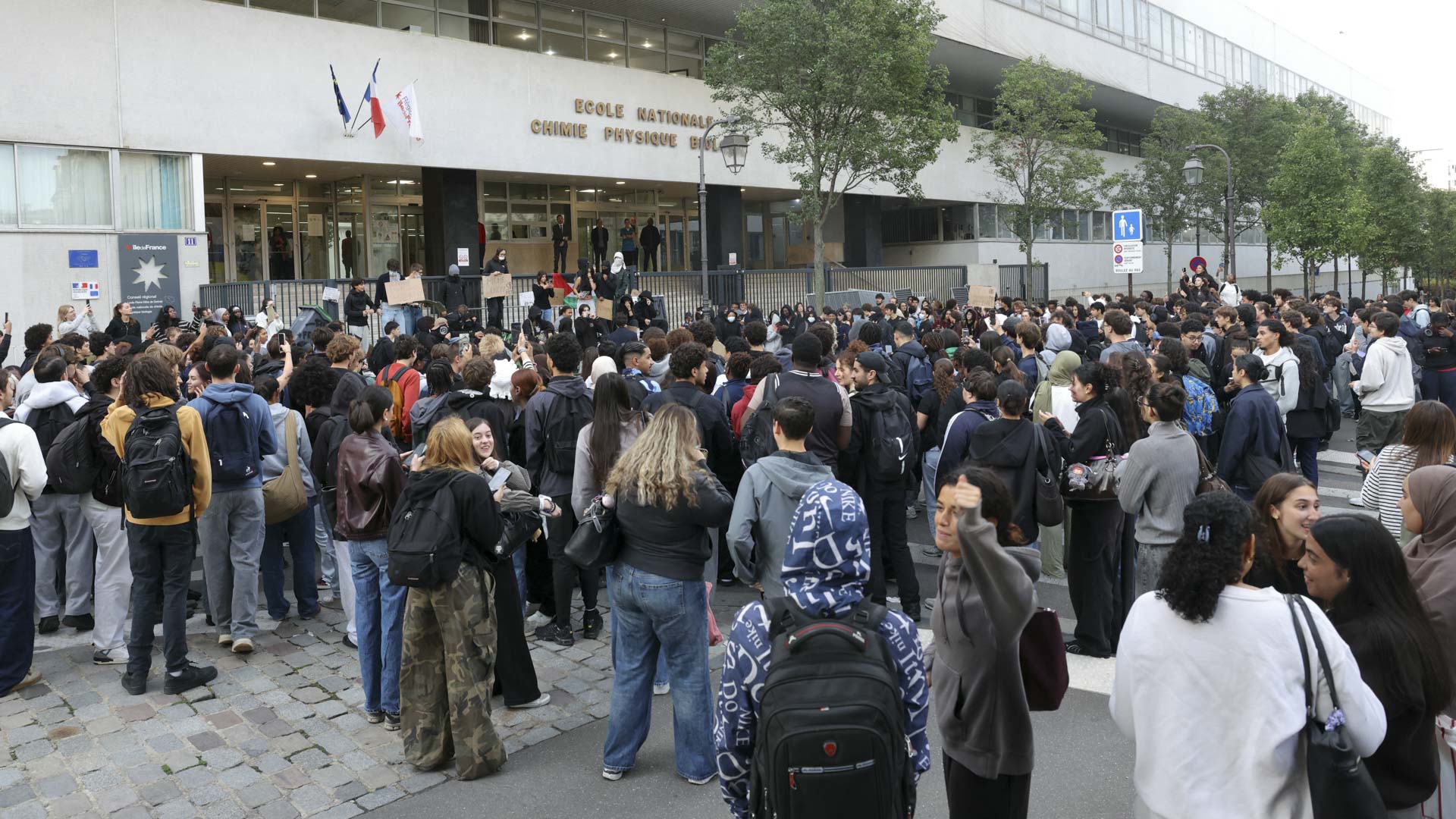 France high school protests escalate as hundreds of schools close