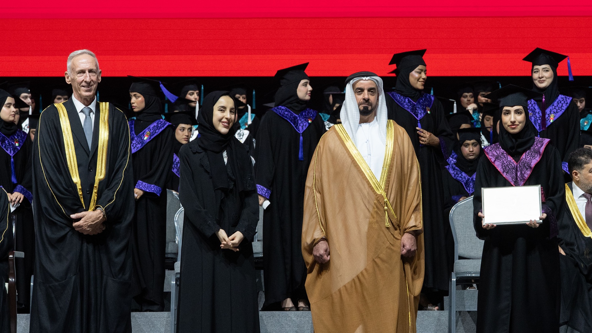 صورة بعنوان: سيف بن زايد يشهد حفل تخريج دفعة "صناع المستقبل" 2026 من جامعة زايد 