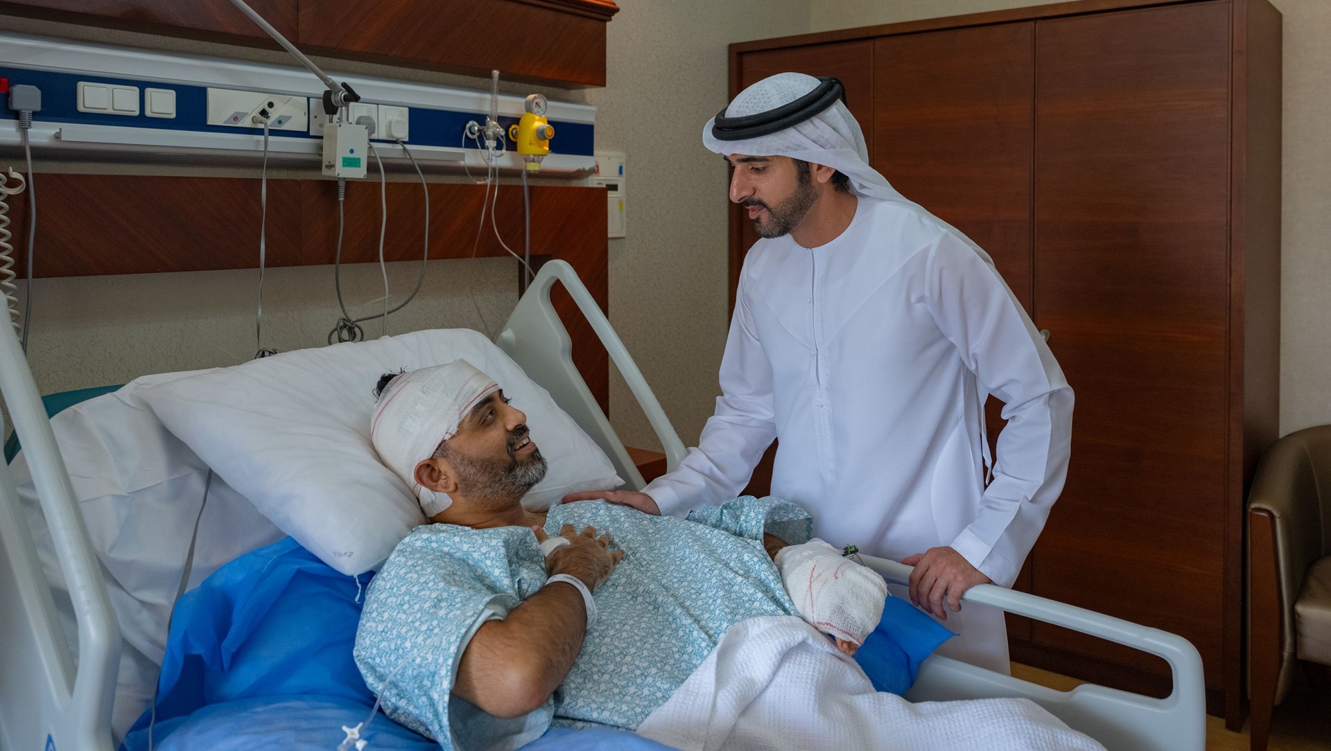 صورة بعنوان: حمدان بن محمد يزور طيار "فلاي دبي" ويشيد بشجاعته 